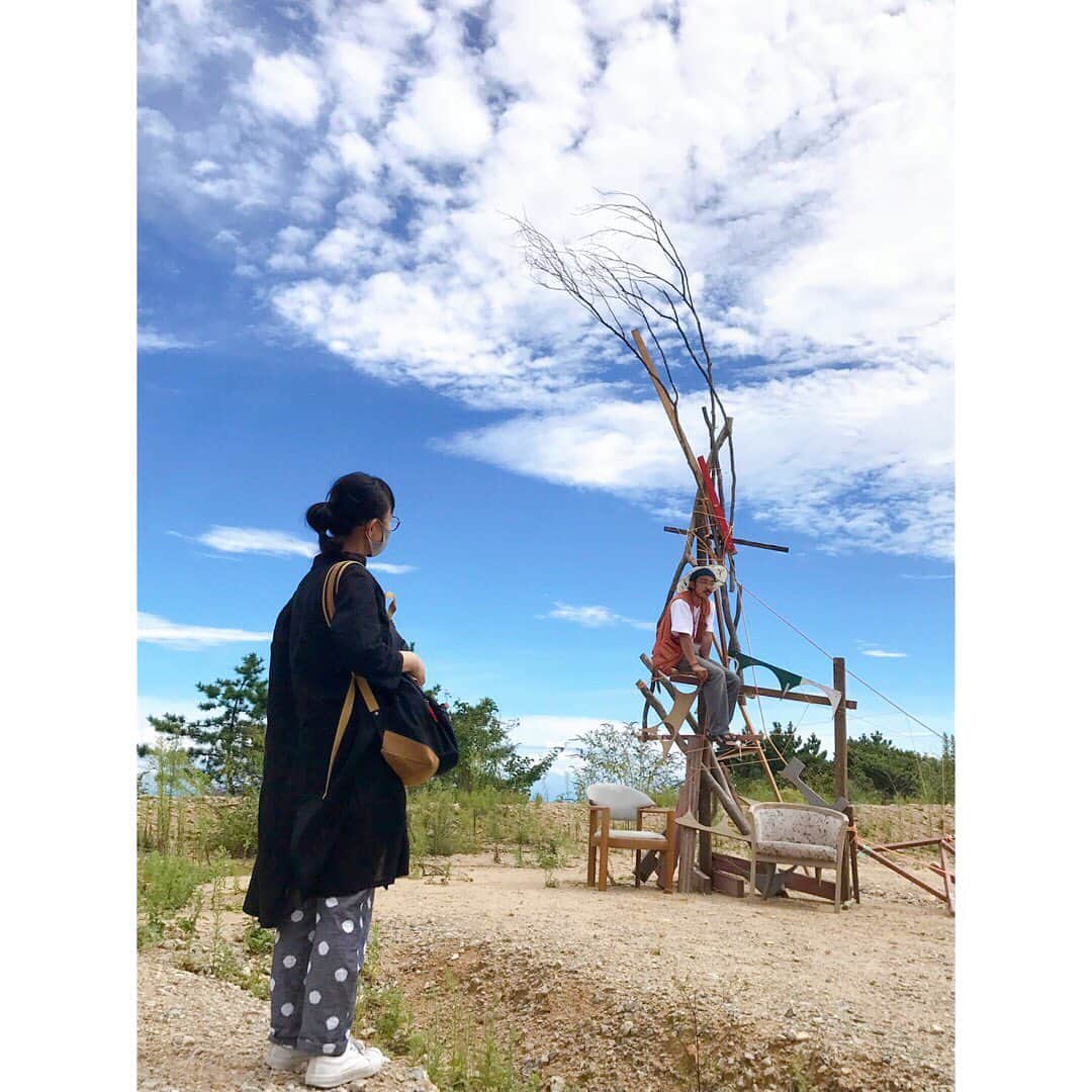 土井コマキのインスタグラム：「色んな自然のキャッチの仕方とリリースの仕方があって、面白い。 中村邦生さんは、風の教会前の坂道にテントを張って会期中滞在するそうです。その場の自然音を採取編集して流してる。どんな音と思う？微妙な距離から話しかけてしまった。 digmeout田岡和也さんのRMA（RokkoMushikagoArt）くじは、まさかの赤。虫かご流行ると思う。 9月の六甲山は紫陽花とススキが同居してました。  ※チケットプレゼントに、たくさんのご応募ありがとうございました。  #fm802 #六甲ミーツアート  #六甲ミーツアート2020行ったよ  @fm802_pr」