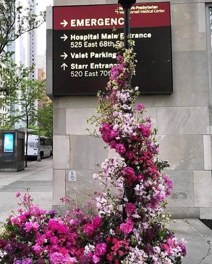 のインスタグラム：「@lewismillerdesign delivering surprise flower flashes around NYC — our favorite placed outside of @nyphospital, meant to bring a spark of joy to the heroic doctors and nurses on the front line.」
