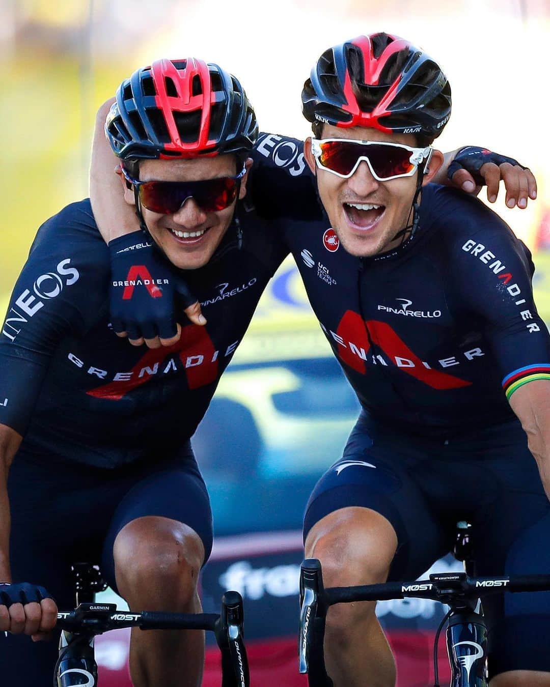 OAKLEYのインスタグラム：「For the love of cycling. ❤️🚲 @kwiato @richardcarapaz @ineosgrenadiers #ForTheLoveOfSport #TDF2020」