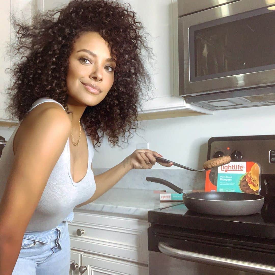 カテリーナ・グレアムのインスタグラム：「Lately I’ve been doing a lot of self-reflection and making a #cleanbreak from foods that don’t truly serve my wellness journey. So when @lightlifefoods sent me their plant-based burgers to try, I couldn’t have been happier!😍 Made in an actual kitchen, with such clean ingredients. I’m sooo impressed! What have you guys made a #cleanbreak from in your wellness journey?」