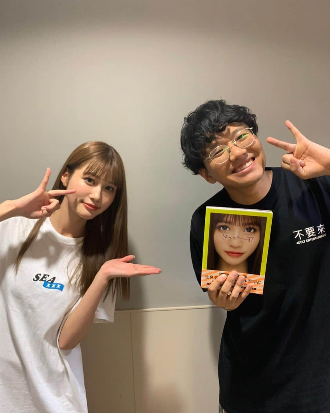 亜生さんのインスタグラム写真 - (亜生Instagram)「めるるから写真集とTシャツもろたー！激かわ！幸せ！ まさにハッピース！！ #めるる #めちゃくちゃいい子 #亜生の妹にしたいランキング #一位 #おめでとうめるる #亜生認定妹 #ハッピース #めるるTシャツ」9月18日 1時26分 - aseihurricane