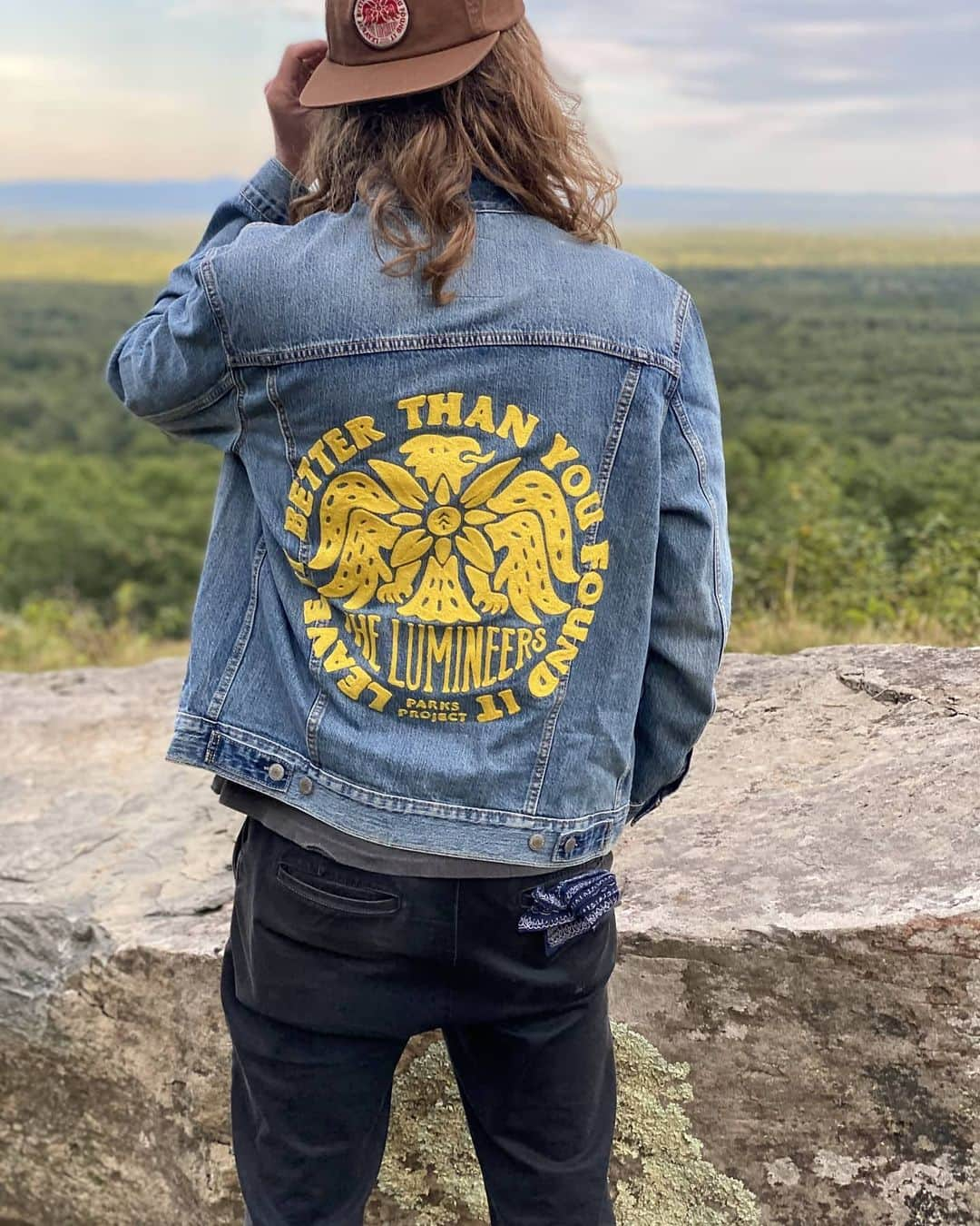 The Lumineersさんのインスタグラム写真 - (The LumineersInstagram)「We're so excited to finally announce our partnership with @parksproject . Our limited-edition apparel collection: The Lumineers x Parks Project, is on sale NOW. A portion of the proceeds will benefit the @nationalparkfoundation in effort to protect and preserve these sacred lands 💚⛰️   "Of the 62 national parks in the US, I’ve visited nearly half of them on road trips, campsites and even my own honeymoon. Visitors from around the world come to see these beautiful parks. Now, more than ever, we need to fight to protect them for us and for future generations. This is something close to my heart and we hope you’ll love this collection, and help protect and support our national parks." - @wesleyschultz  Limited quantity available - shop now at the link in our bio!」9月18日 1時29分 - thelumineers