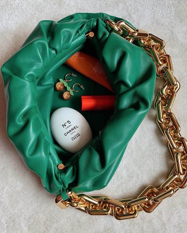 GILTのインスタグラム：「What’s in your #BottegaVeneta bag? Photo by: @rachelaraz.」