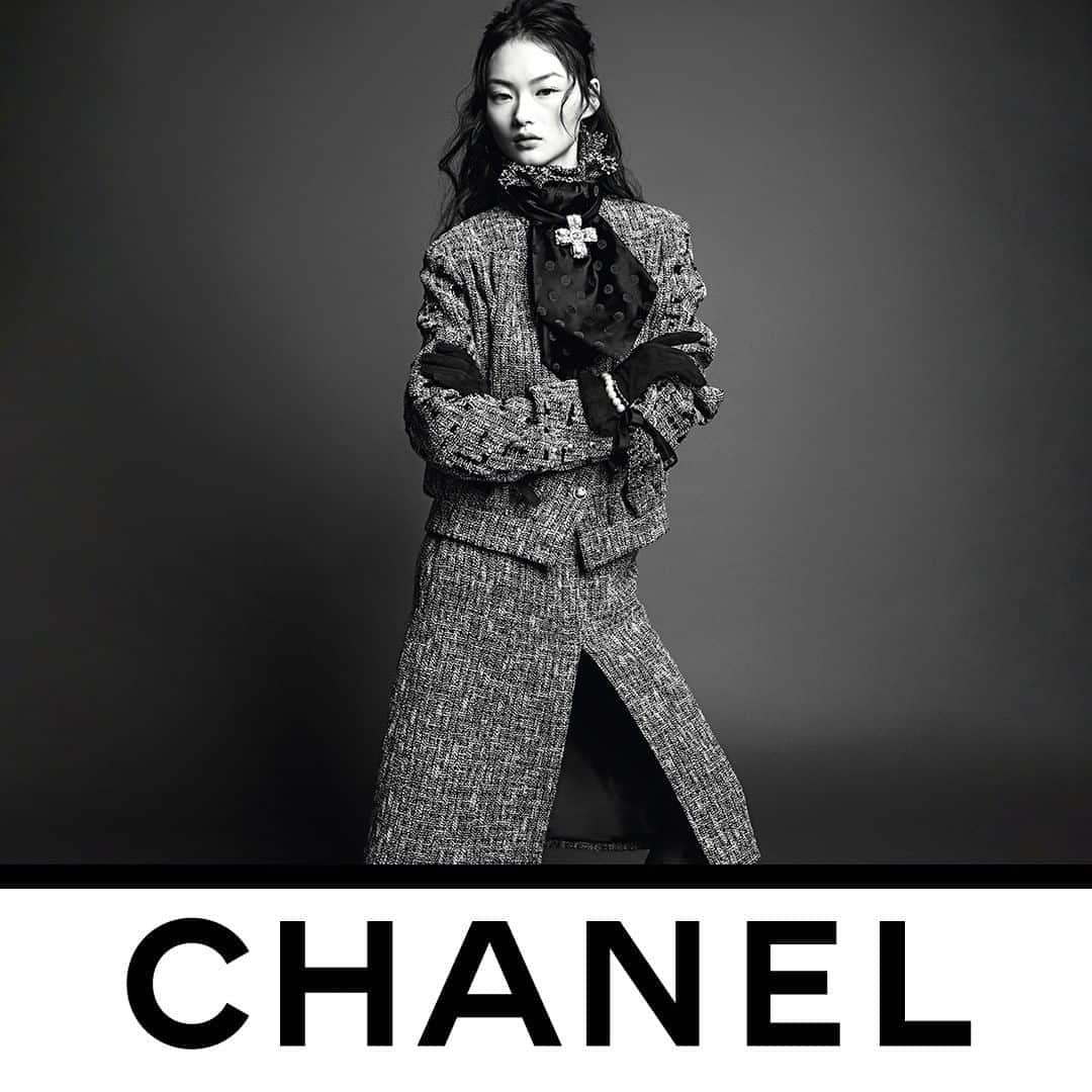 シャネルさんのインスタグラム写真 - (シャネルInstagram)「A tweed suit is imbued with a casual elegance. The CHANEL Fall-Winter 2020/21 collection is now in boutiques.   Photographed by Inez & Vinoodh.  #CHANELFallWinter #CHANEL @Le19M #Le19M @AtelierMontex #AtelierMontex @Causse_Gantier #CausseGantier @inezandvinoodh #InezandVinoodh @HeConghc」9月18日 1時30分 - chanelofficial