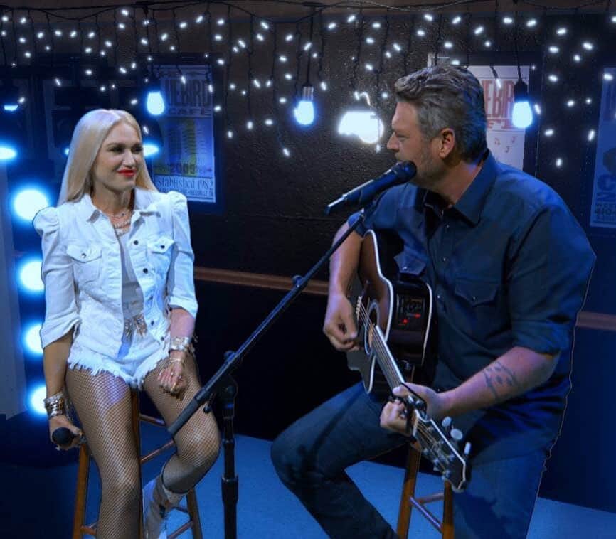 E! Onlineさんのインスタグラム写真 - (E! OnlineInstagram)「Gwen Stefani could be happy anywhere with Blake Shelton, which she proved last night when she quite literally photoshopped her ex, Gavin Rossdale, out of the picture. See her throwback at the link in our bio. (📷: CBS)」9月18日 1時31分 - enews