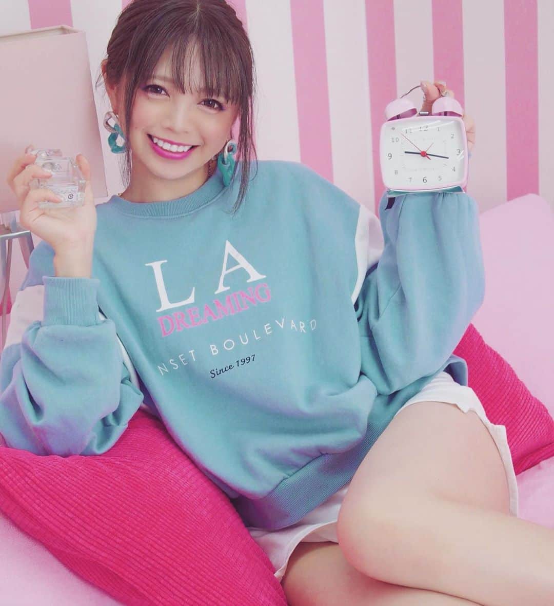 橘咲良のインスタグラム：「ピンクのお部屋💖👸🏼🏩  #ピンク #pink #撮影スタジオ #プルクラ撮影会 #ガーリー #乙女  #キングラビッツ #橘咲良  #時計 #香水」