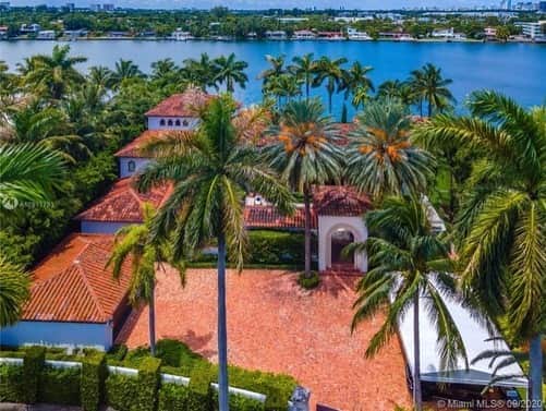 Just Jaredさんのインスタグラム写真 - (Just JaredInstagram)「Cher’s former Miami Beach mansion just hit the market for a huge sum of money. Tap this pic in the LINK IN BIO to see the amazing photos (and the hefty price tag!) #Cher Photos: Engel & Volkers/Getty」9月18日 1時34分 - justjared
