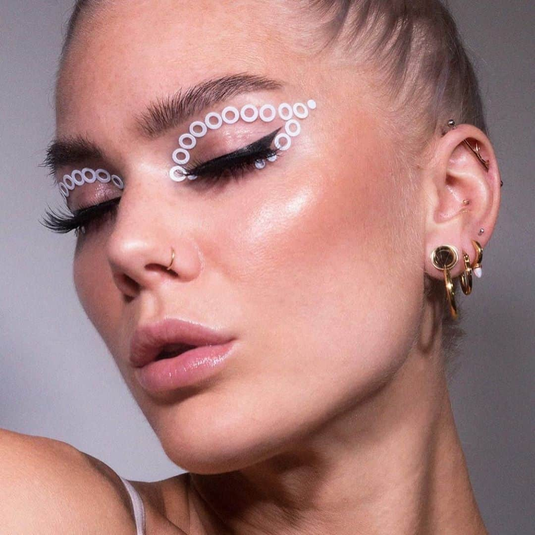 Linda Hallbergさんのインスタグラム写真 - (Linda HallbergInstagram)「Alternative graphic sequin liner  is always a good idea when you have no other ideas 💡」9月18日 1時42分 - lindahallberg