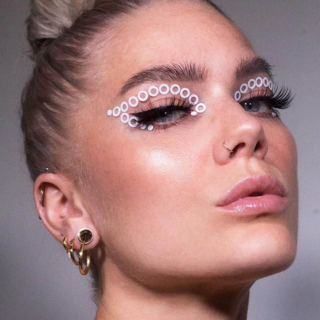 Linda Hallbergさんのインスタグラム写真 - (Linda HallbergInstagram)「Alternative graphic sequin liner  is always a good idea when you have no other ideas 💡」9月18日 1時42分 - lindahallberg