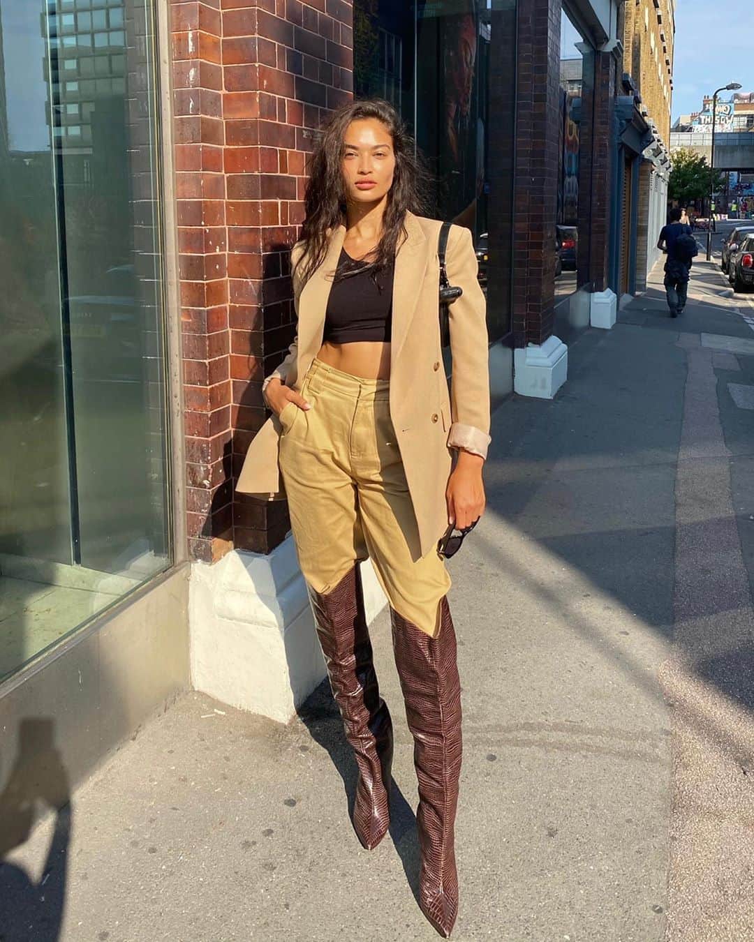 シャニーナ・シャイクのインスタグラム：「Castings 👜  📸 by @nadineleopold」