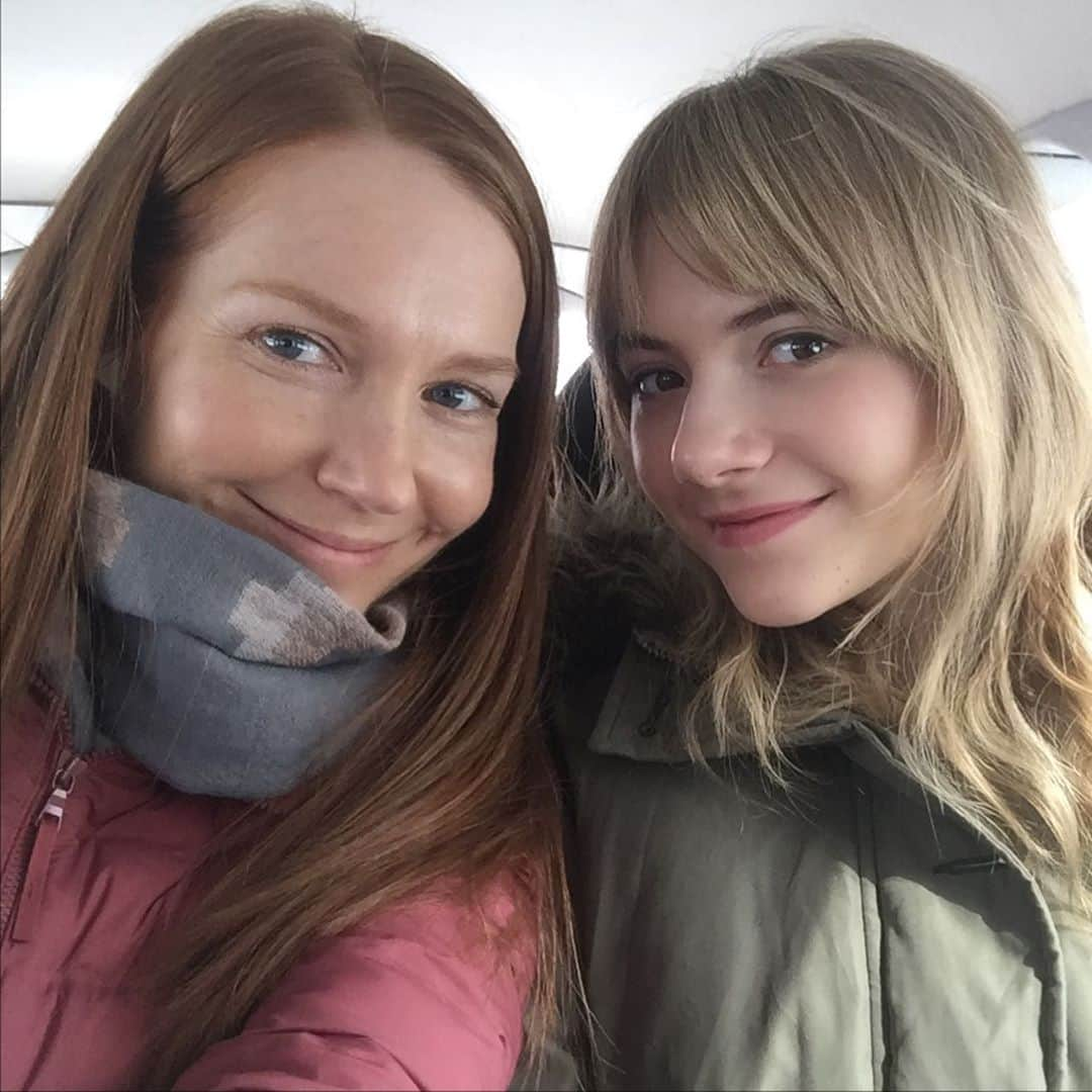 ダービー・スタンチフィールドさんのインスタグラム写真 - (ダービー・スタンチフィールドInstagram)「#ladylockes (now —> then) 💕 💕💕 @emiliajonesy you are pure grace, class, talent, kindness and beauty. I love you so much it makes my stummy hurt. 😆#lockeandkeynetflix #season2  #letsgo 💥🗝💥」9月18日 1時54分 - darbysofficial