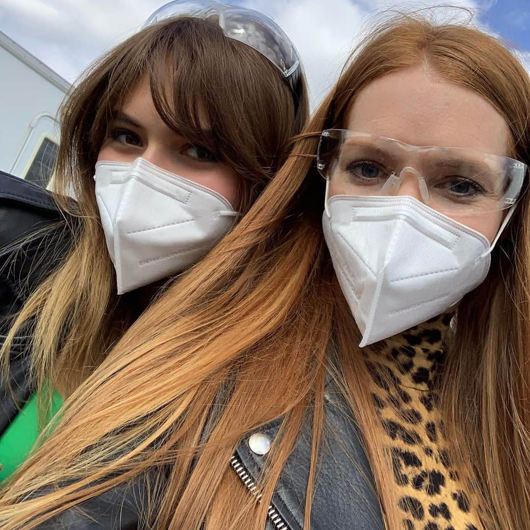 ダービー・スタンチフィールドのインスタグラム：「#ladylockes (now —> then) 💕 💕💕 @emiliajonesy you are pure grace, class, talent, kindness and beauty. I love you so much it makes my stummy hurt. 😆#lockeandkeynetflix #season2  #letsgo 💥🗝💥」