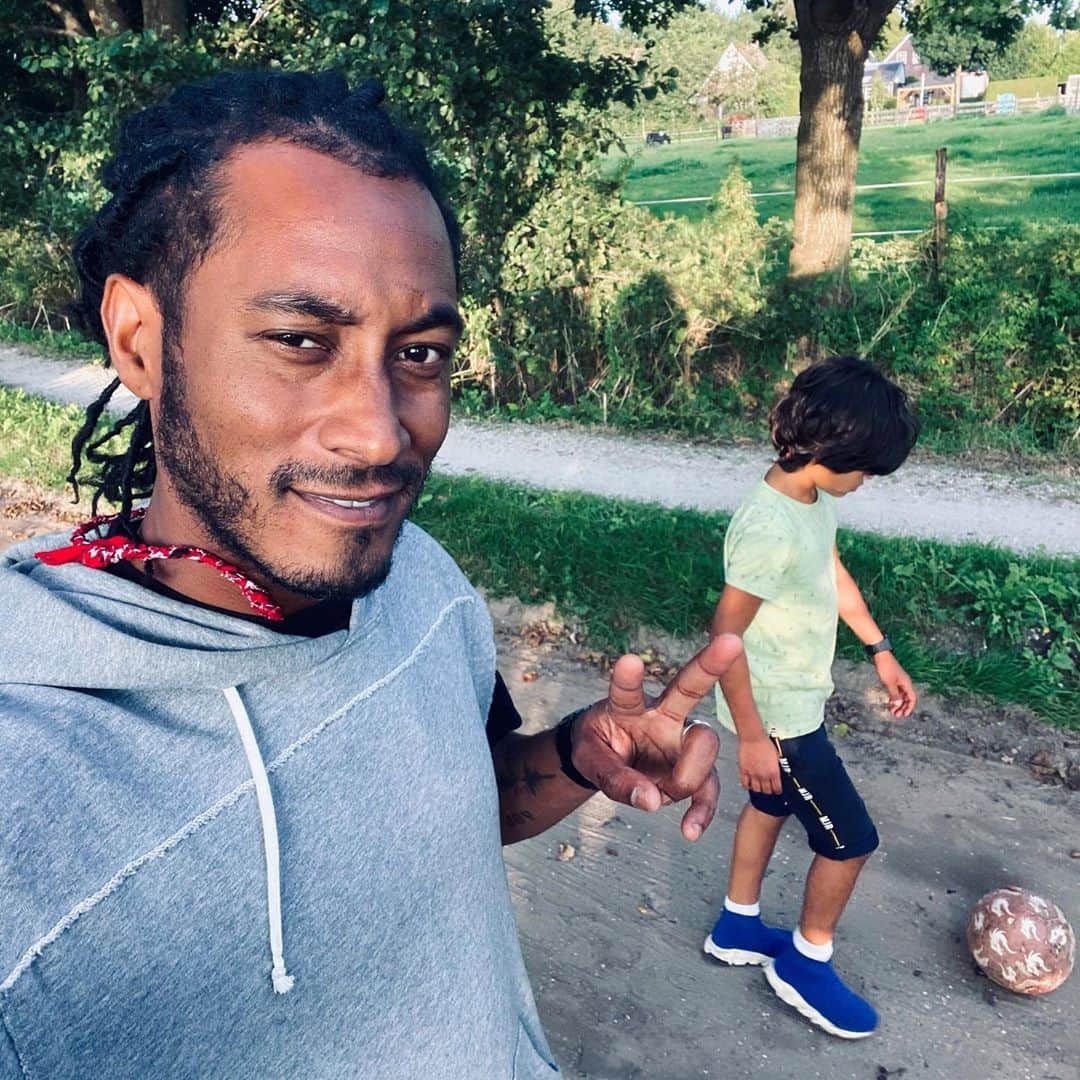 サネリー・ジェームズのインスタグラム：「🦚」