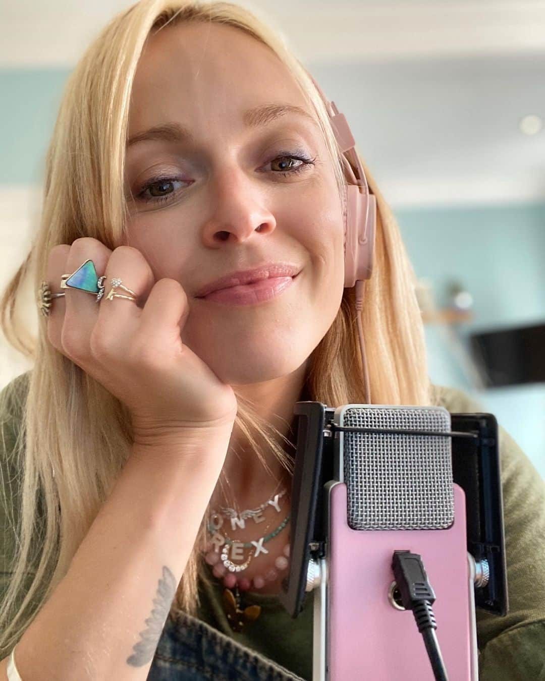 ファーン・コットンさんのインスタグラム写真 - (ファーン・コットンInstagram)「Me and my little mic. Still recording my @bbcradio2 Sounds of the 90’s show from home (just interviewed someone I LOVE) and the next series of the podcast. Series 8 starts so soon and I’m buzzing about the guests we have lined up. Some clues? 🤫 one of the worlds greatest minds, one of the coolest game changing musical artists and also the person who was at the top of my wish list back when I started Happy Place. @happyplaceofficial  ....🤔not long now. #series8comingsoon #happyplace」9月18日 1時48分 - fearnecotton