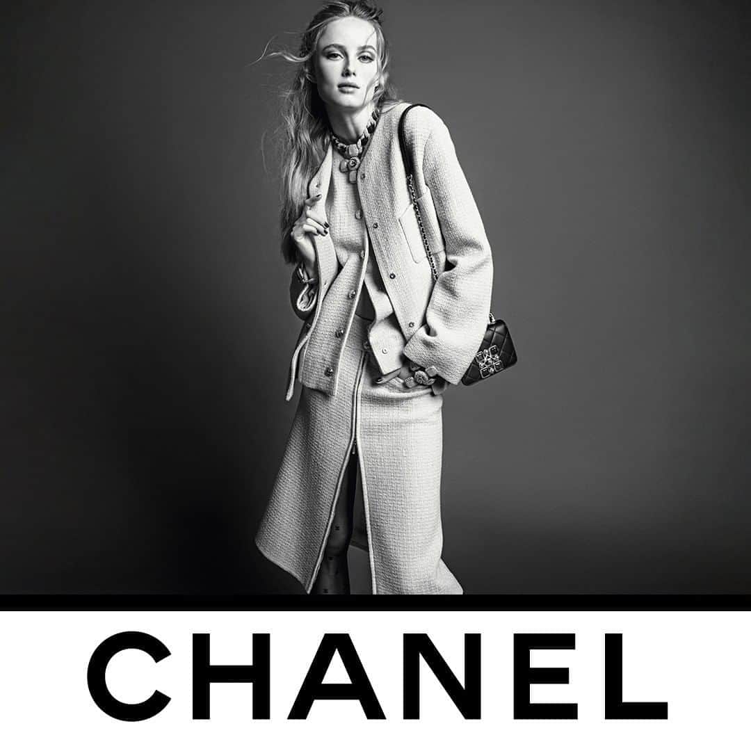 のインスタグラム：「The CHANEL tweed suit is reinterpreted in a three-piece version with a jacket worn over a buttoned gilet and paired with a slit skirt. The Fall-Winter 2020/21 Ready-to-Wear collection is now in boutiques.  Photographed by Inez & Vinoodh.  #CHANELFallWinter #CHANEL @Le19M #Le19M @MaisonDesrues #Desrues @inezandvinoodh #InezandVinoodh @RianneVanRompaey」