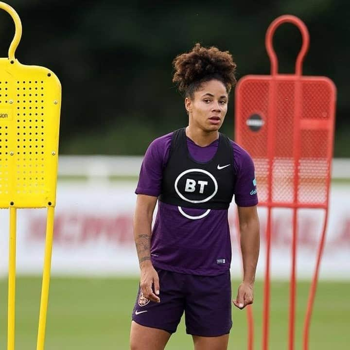 マンチェスター・シティFCさんのインスタグラム写真 - (マンチェスター・シティFCInstagram)「Representing the @lionesses! 🦁🙌 #mancity」9月18日 2時00分 - mancity