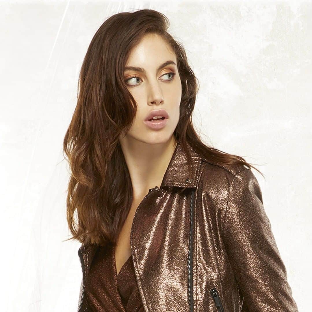 メットのインスタグラム：「Shine bright with glamour jacket. ⭐️  #FW2021Collection #Feminine #WomanCollection #ILoveMet」