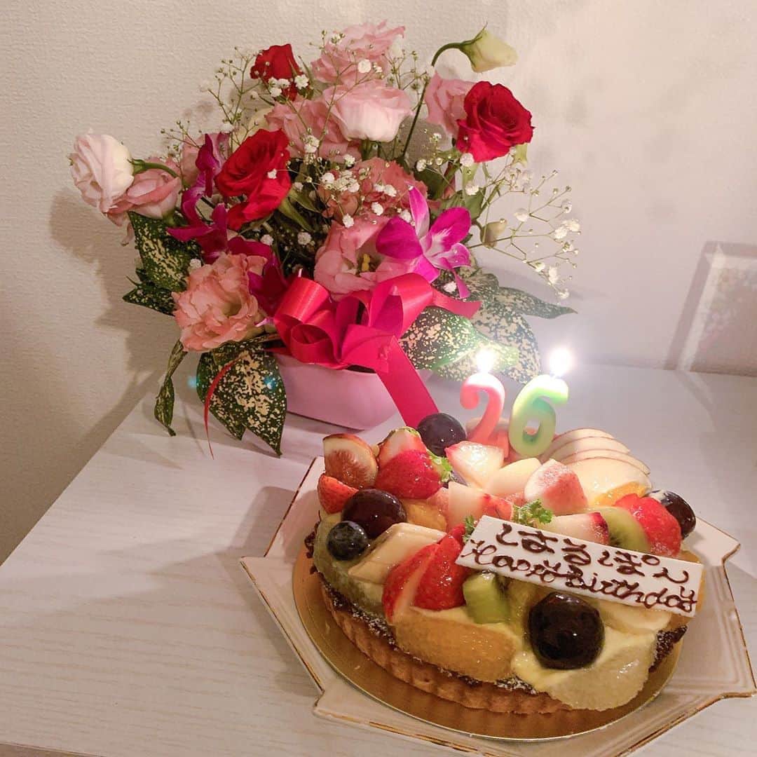 のインスタグラム：「. . 9/17 my birthday🎂✨ . 自分の誕生日とまさか自分が出たかった 大阪広告イベントの初日が被るなんて( ﾟдﾟ)ﾊｯ!運命すぎるｗ . ていうことで誕生日は配信しながら過ごしました👼🏼❤️ . 大好きな皆に祝福&応援されて嬉しかった♡ . 可愛いお花もありがとぉ💐 . #mybirthday #誕生日ケーキ」