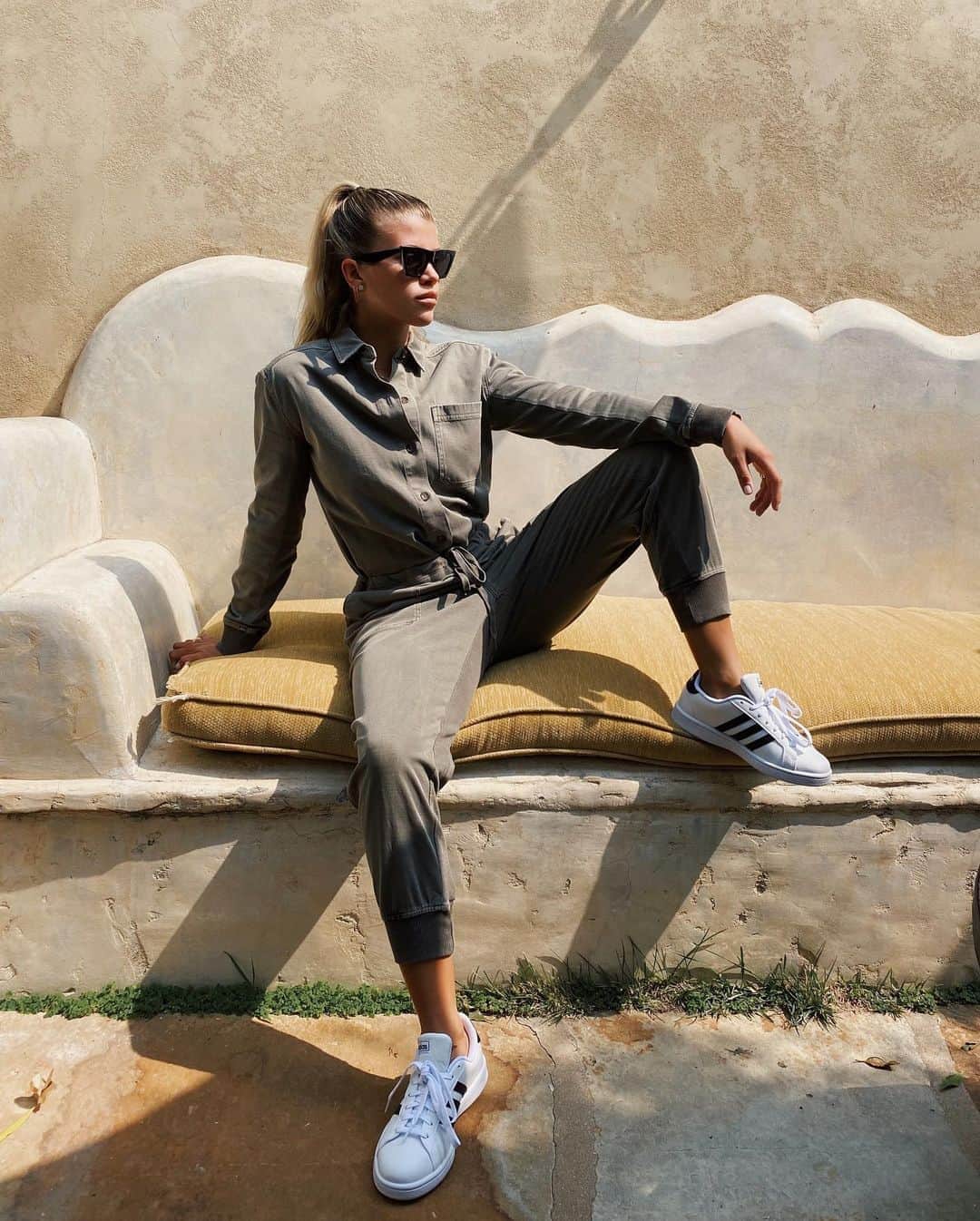 ソフィア・リッチーのインスタグラム：「These Adidas Grand Court Sneakers from @DSW complete any look 🖤 plus they're under $60 #DSW_Partner」