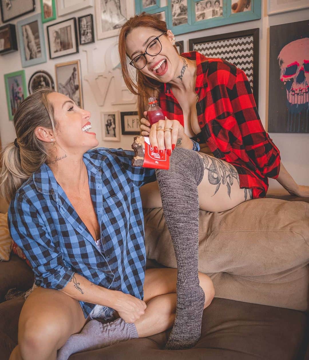Anna Vargasのインスタグラム：「Amiga pra beber e comer brigadeiro de panela? Isso é fácil! Quero ver arrumar amiga que te cobre pra se alimentar de forma mais saudável, que te chame pra treinar junto, que te leve um shake de preteína, um suco funcional ou um docinho da @bodychef pra alegrar o seu dia... 💜 Aí eu dou valor! 😁 . Minha bestie @michellymmatos e eu, dia desses, nos divertindo horrores diante das lentes do @lucascoutinhostudio . #tbt #fitness #bodychef #saude #dieta #friends」