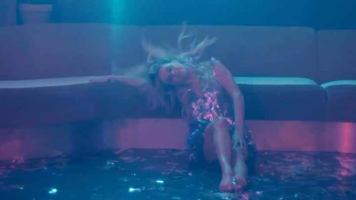 Kelsea Balleriniのインスタグラム：「club (ballerini album version) video out now. link in bio🤍」