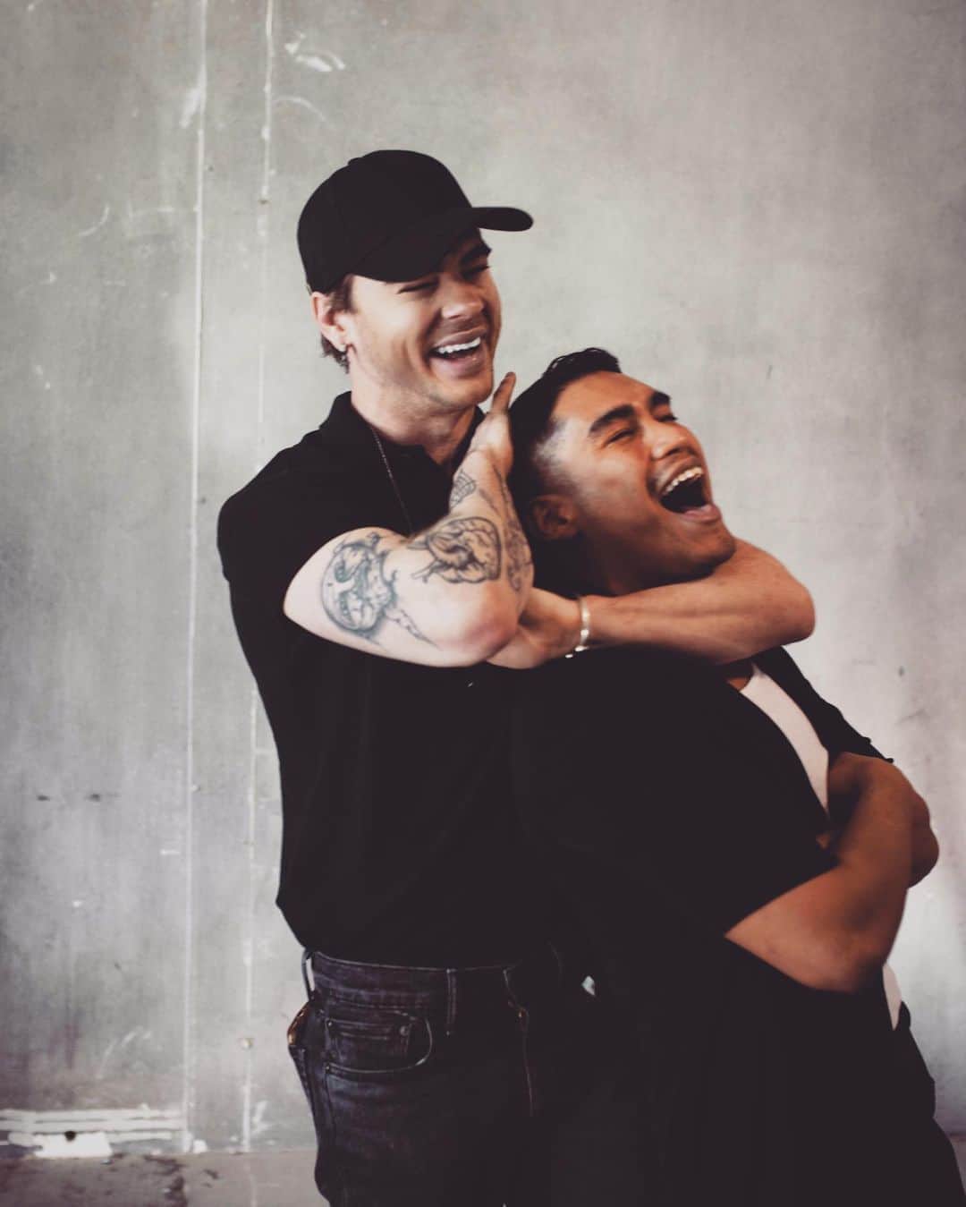 レオン・エルスのインスタグラム：「I had the pleasure of sitting down with one of my favorite music bloggers @jon_ali for his podcast #ontrackwithjonali . It was so much fun. LINK IN BIO. Or head over to his page and check out all the other amazing work he does. Thanks for having me Jon! 🖤🖤(📸 @matthewdeanstewart )」