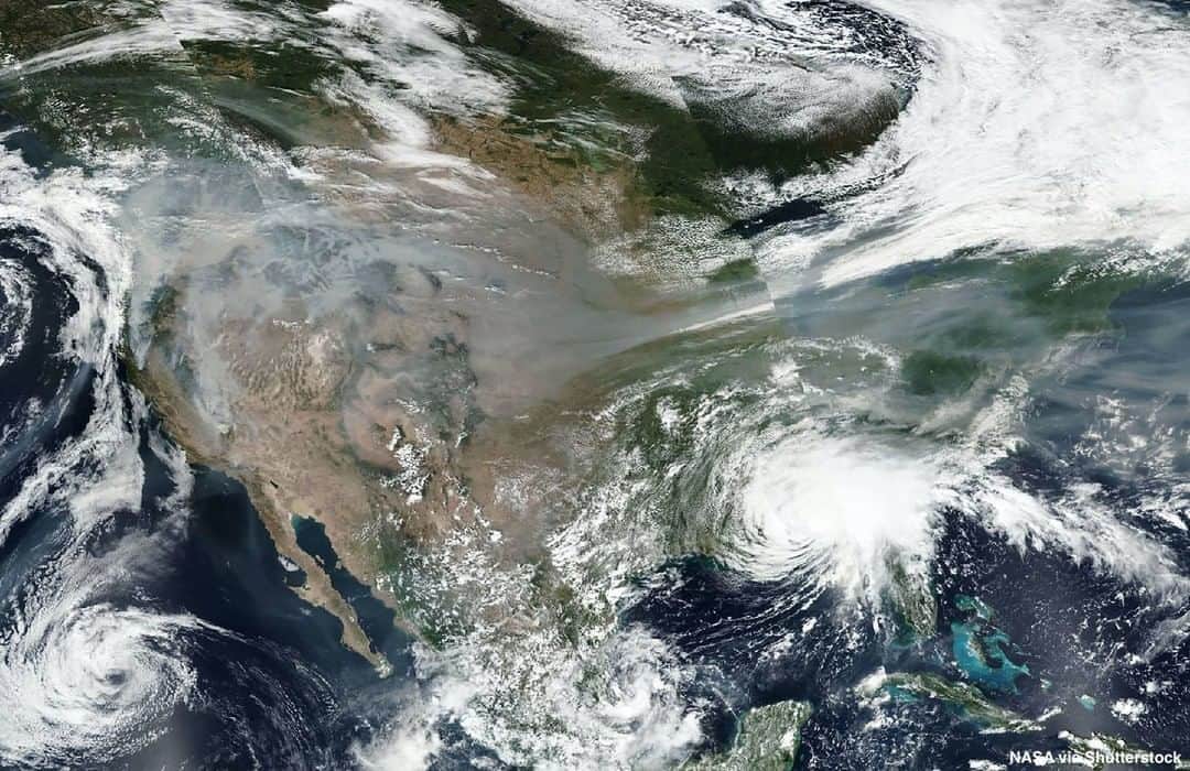 ABC Newsさんのインスタグラム写真 - (ABC NewsInstagram)「Heavy smoke from the dozens of wildfires blazing up and down the West Coast has traveled across the country to the East Coast—and as far east as Europe, nearly 5,000 miles. #wildfires #smoke #satelliteimagery #fires #weather」9月18日 2時30分 - abcnews