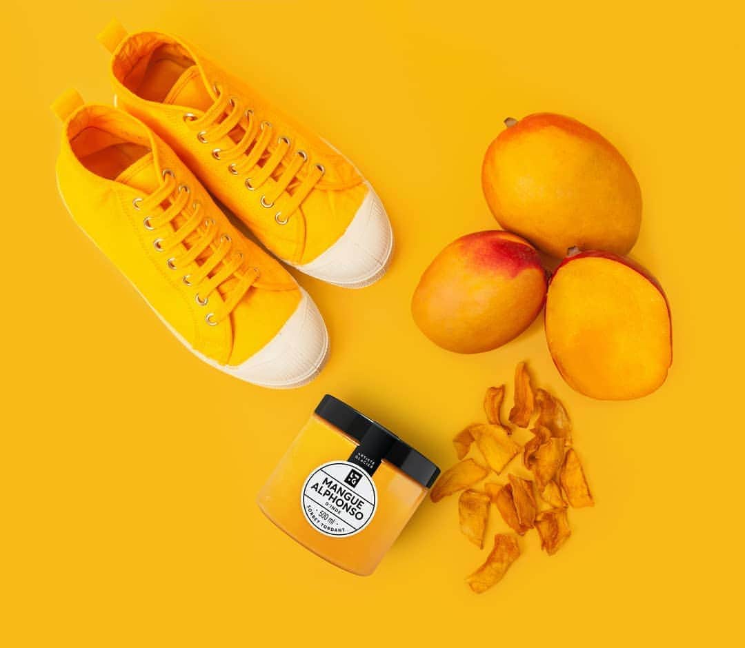 ベンシモンのインスタグラム：「JEU CONCOURS LAST CALL ✨ @lafabriquegivree x BENSIMON La semaine givrée continue jusqu'à demain chez Bensimon ! 🍦🍧 Dernier jour pour tenter de gagner 1 paire de tennis iconique Bensimon et un pot de glace* @lafabriquegivrée 🍧☀️ ​Pour participer c'est simple : ​🥭 Suivre nos 2 comptes @lafabriquegivree @bensimoncollection ​​🥭 Inviter 2 ami(e)s à déguster une glace avec vos tennis iconiques 🍦 ​Pssst ! 2 fois plus de chances de gagner en partageant le concours en story 😉 Tirage au sort demain !  ​A vos cuillères, prêts... jouez ! 👇🏼  ​(*couleur de la tennis au choix sur notre site internet et bon valable pour une glace @lafabriquegivrée directement dans leurs boutiques)  ​#jeuconcours #concours #jeu #game #bensimon #bensimonxlfg #bensimonxlafabriquegivree」
