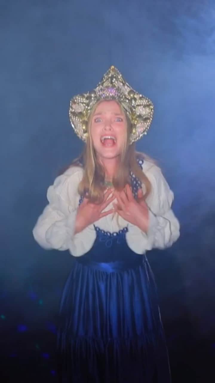 ヴラダ・ロスリャコヴァのインスタグラム：「🥳Готова к корпоративам, свадьбам, юбилеям 🥳 А вообще, шутки шутками, оказывается, не так-то просто под фонограмму петь 🧐   На этом видео учимся имитации воспроизведения звука в упражнении по сценической речи и мастерству актера вместе с @russianactingschoolnyc」