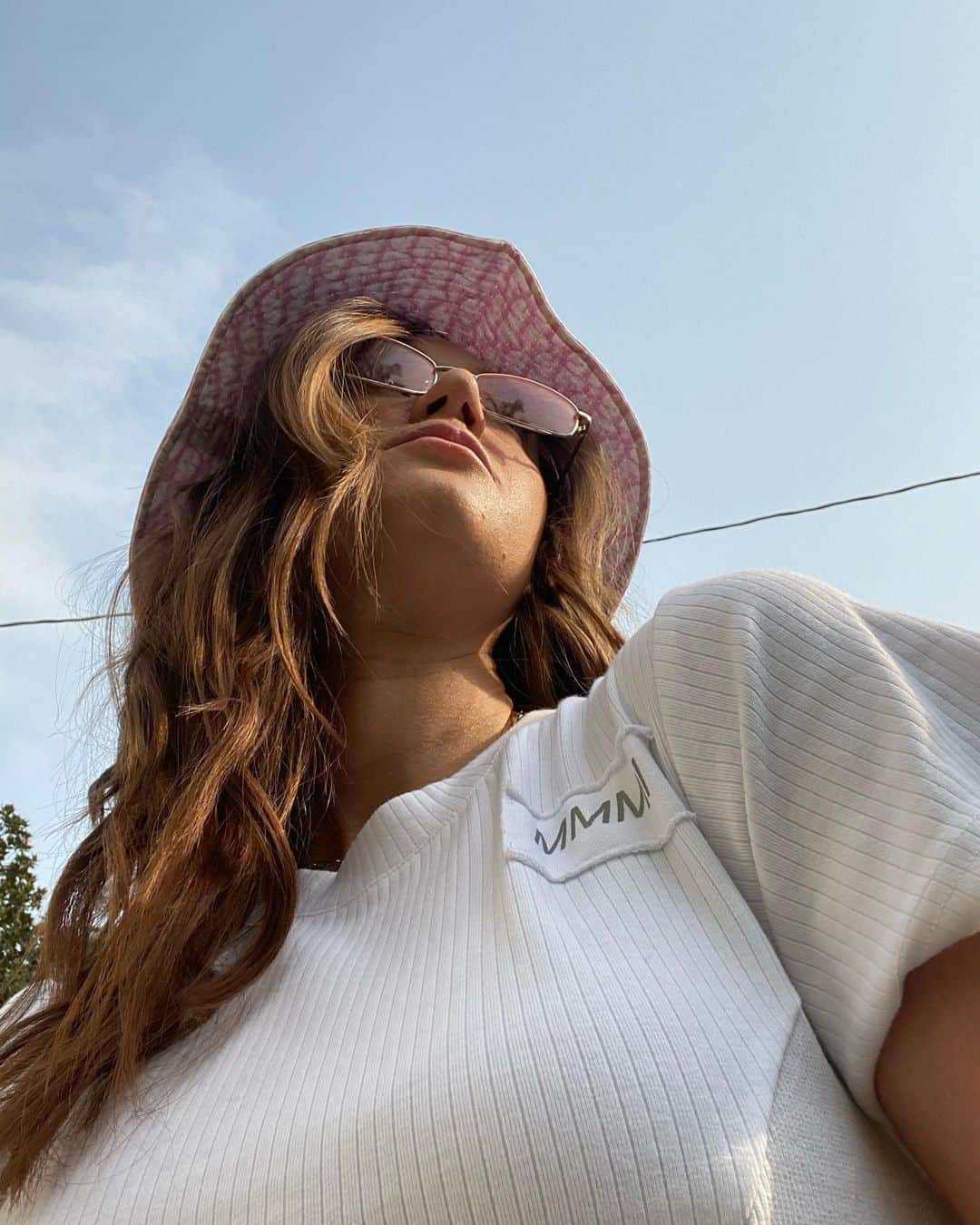 アリーシャ・マリーさんのインスタグラム写真 - (アリーシャ・マリーInstagram)「blue skies + bucket hats ☁️🦋  ps..what’s a fashion trend you love?」9月18日 2時28分 - alisha