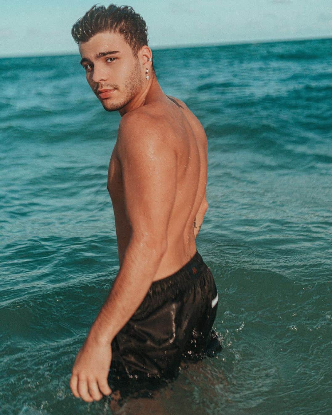 Sebastián Villalobosのインスタグラム：「yo solo quiero que pasen las horas, pa’ tenerte a solas, completita toa’ 🔥」
