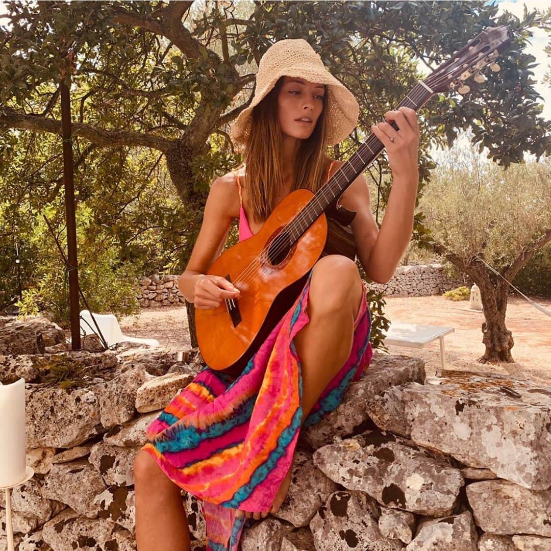 フラヴィア・ルチーニのインスタグラム：「Guess the song 🎶 🎤 🎸 ?  @ciamaritimabeachwear」
