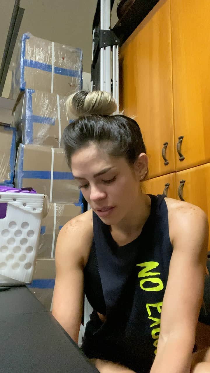 Michelle Lewinのインスタグラム：「Jimmy está sorprendiendo a los médicos. - En apenas una semana, los avances han sido impresionantes. La fuerza de su cuerpo, sus ganas de vivir, las atenciones médicas y las oraciones de todos, han ayudado a que evolucione rápidamente, contra todo pronóstico - Su diagnóstico de entrada fue: falla hepática aguda, falla renal aguda, insuficiencia cardíaca con aneurisma de aorta ascendente y disección aórtica.  - Aun investigan las causas que generaron ese cuadro tan drástico, son varias, además del antecedente de Covid 19 hace 6 semanas. No hay nada concreto al respecto, así que es mejor enfocarse en su recuperación - Lo cierto es que el aun sintiéndose mal, estaba sumergido en una avalancha de estrés y trabajo, sin pensar que podría tener algo de cuidado, hasta que la vida lo obliga a hacer una pausa - Pero su fuerza ha sorprendido a todos. Otro no podría contarlo. El hígado y el riñón se están regenerado de manera impresionante. Apenas esté en condiciones para ir a Cirugía cardiotorácica, le repetirán todos los estudios del corazón para ver si avanzó la lesión o se encuentra estable - El equipo está esperando un mayor avance en su estado de salud, para tomar la decisión de reparar el aneurisma y la disección aórtica.  - Muchas gracias por sus oraciones 🙏🏻」