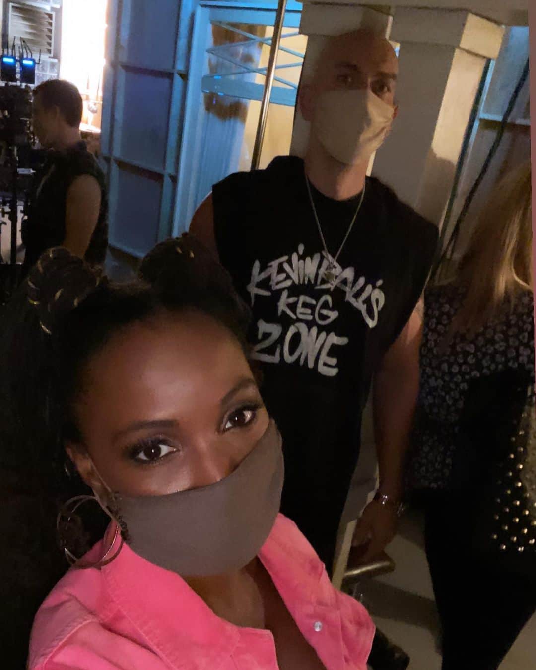 シャノーラ・ハンプトンのインスタグラム：「My peeps, my fam, my love bugs!! Final season baby! @shameless」