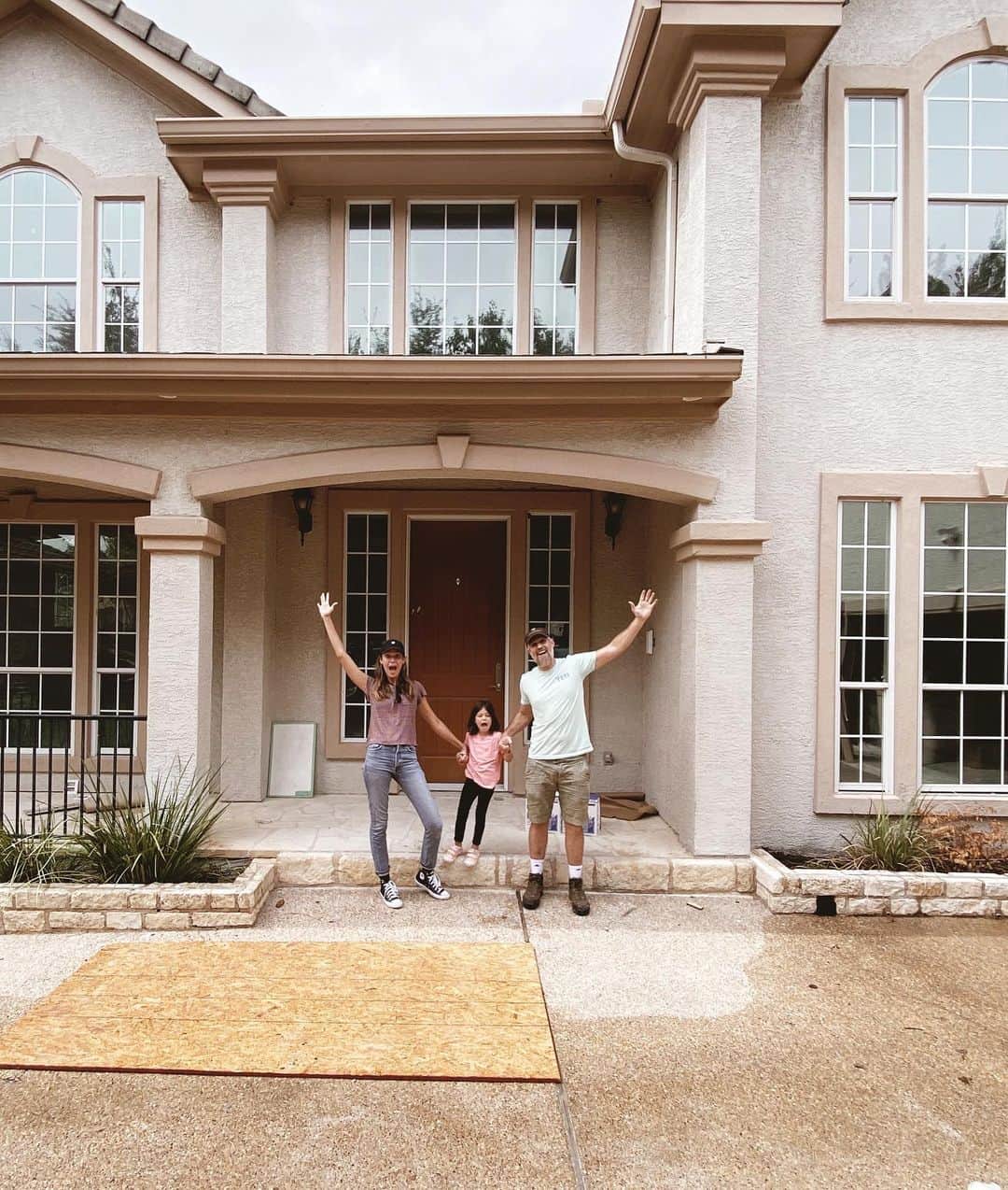 オデット・アナブルのインスタグラム：「We are MOVING! To Austin! For so many reasons and yes it is absolutely bittersweet leaving LA for the moment, but it is also crazy exciting and exactly what my family needs. Since Hollywood was basically shut down, I have thrown my creative juices into turning this 90’s situation into a modern renovation. I love interiors, I love designing and I hope you’ll follow along on this ride and help me make some choices on our new house! I need a hashtag. Can you guys throw out some ideas? #casaannable? #annablesdoaustin? Nah. Help me out. 🙌🏼🏡. P.S. that stucco is going, give me all smooth walls and new paint babyyyy.  UPDATE: winning hashtag is... #renovatetheannablesyall ⚡️」