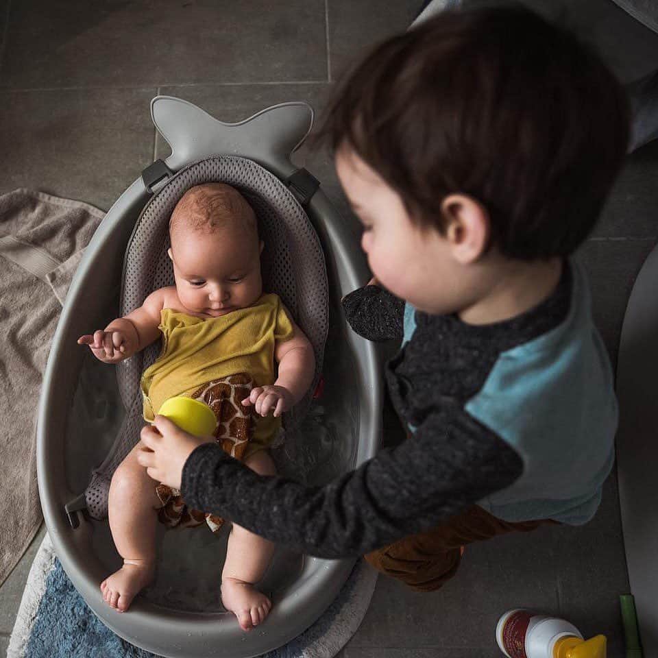 Skip Hopさんのインスタグラム写真 - (Skip HopInstagram)「We ❤️ moments like this! Thanks for sharing this squeaky-clean baby & big brother bathtime @candice.shuman! 🛀  #firstbath #bathtime #bubbles #skiphop」9月18日 3時03分 - skiphop