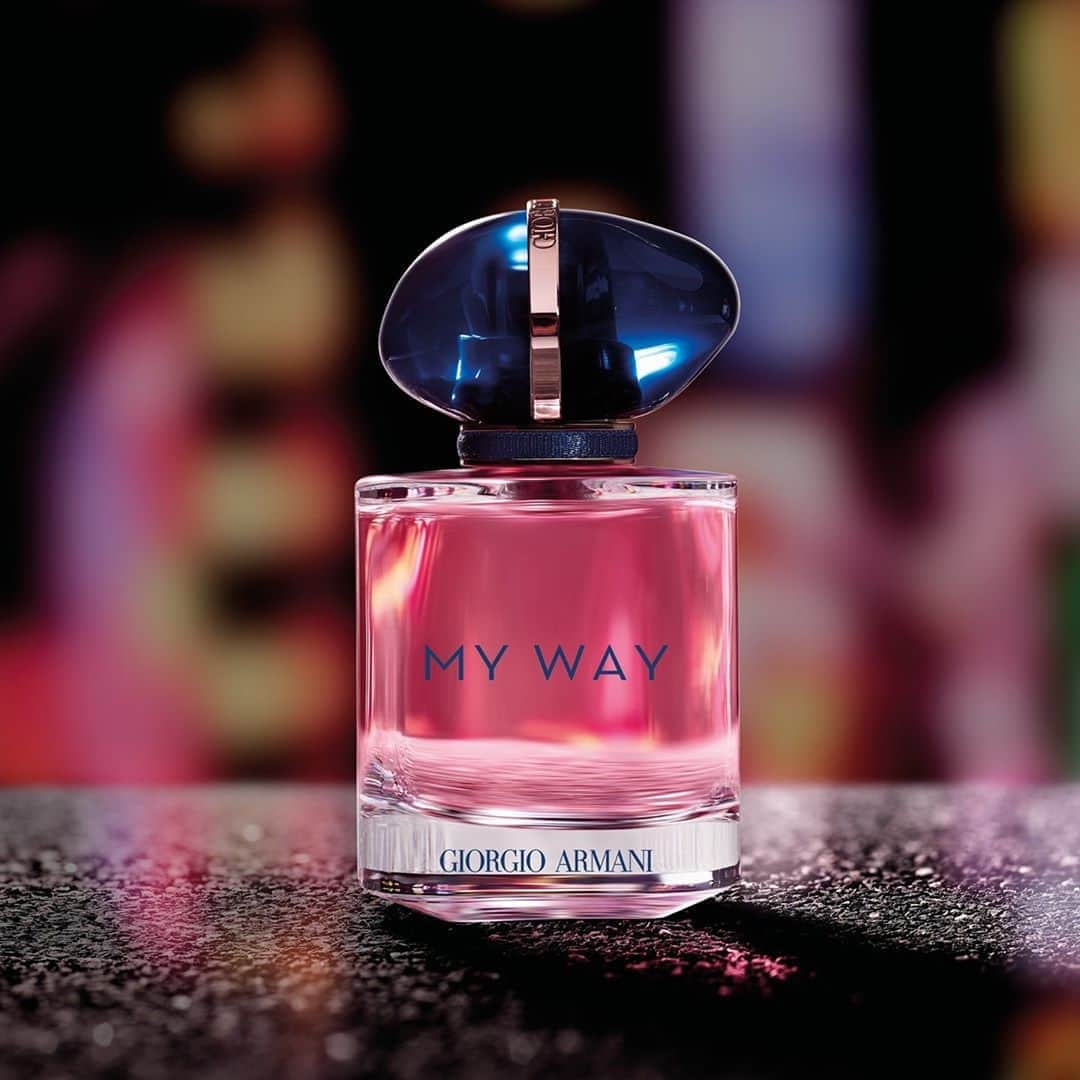 Armani Beautyさんのインスタグラム写真 - (Armani BeautyInstagram)「Follow your own way. The shimmering gold ring encircling the deep blue stone of MY WAY's cap symbolizes your unique path.   #Armanibeauty #ArmaniMyWay #IAmWhatILive #fragrance」9月18日 2時58分 - armanibeauty