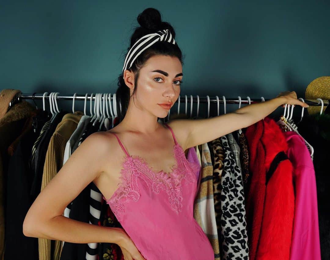 カーミンのインスタグラム：「seen any good shows lately? I’m obsessed w/ lovecraft country & the morning show 💕  Headband @lele_sadoughi  Lace Dress @goldhawk_  Skin Highlight @qveenstudio」