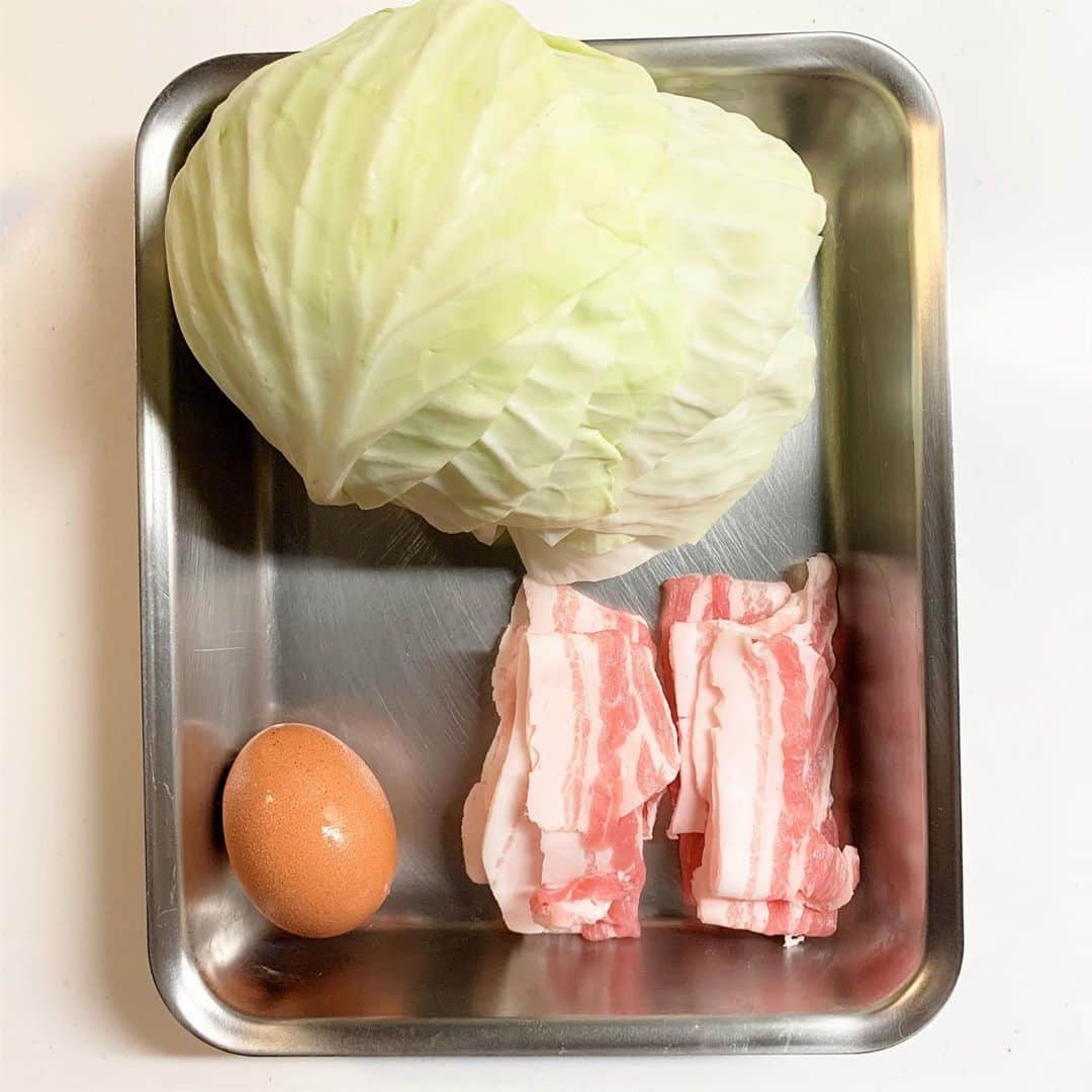 Mart（マート）編集部さんのインスタグラム写真 - (Mart（マート）編集部Instagram)「スーパーで見つけました❗️「日清 カップでつくるお好み焼セット」 9月に出たばかりの新発売商品のようです。  さっそく、お湯を入れて3分………ではなくて、カップで粉を混ぜてフライパンで焼くとのこと。  カップの中には、お好み焼き粉、えび粉末入り揚げ玉、かつお削りぶし、あおさ。具となるキャベツ4～5枚、豚肉100ｇ、そして卵1個は自分で用意します。2枚分の量です。  中身を取り出したカップの中で粉と水120㎖をまぜ、そこへキャベツの粗みじん切り、卵、揚げ玉を入れ、さらにまぜます。  続いて、熱したフライパンに油を敷き、生地と豚肉を入れ焼くだけ。  ソースは付いていないので、辛めのどろソースをかけていただきました😋  山いも入りの粉のおかげか、ふんわりサクサク食感で 美味しさ⭐️⭐️⭐️⭐️⭐️‼️  #mart#martmag#マート＃中の人#編集西口#スタッフのおすすめ#日清#日清フーズ#日清製粉#非常食#カップでつくるお好み焼セット#カップラーメン#お好み焼き#okonomiyaki#ルクルーゼ #lecreuset#どろソース#新発売#お昼ごはん#ホットプレート#かつお節#削り節#あおさ#おうち時間#おうちごはん」9月18日 14時00分 - mart.magazine