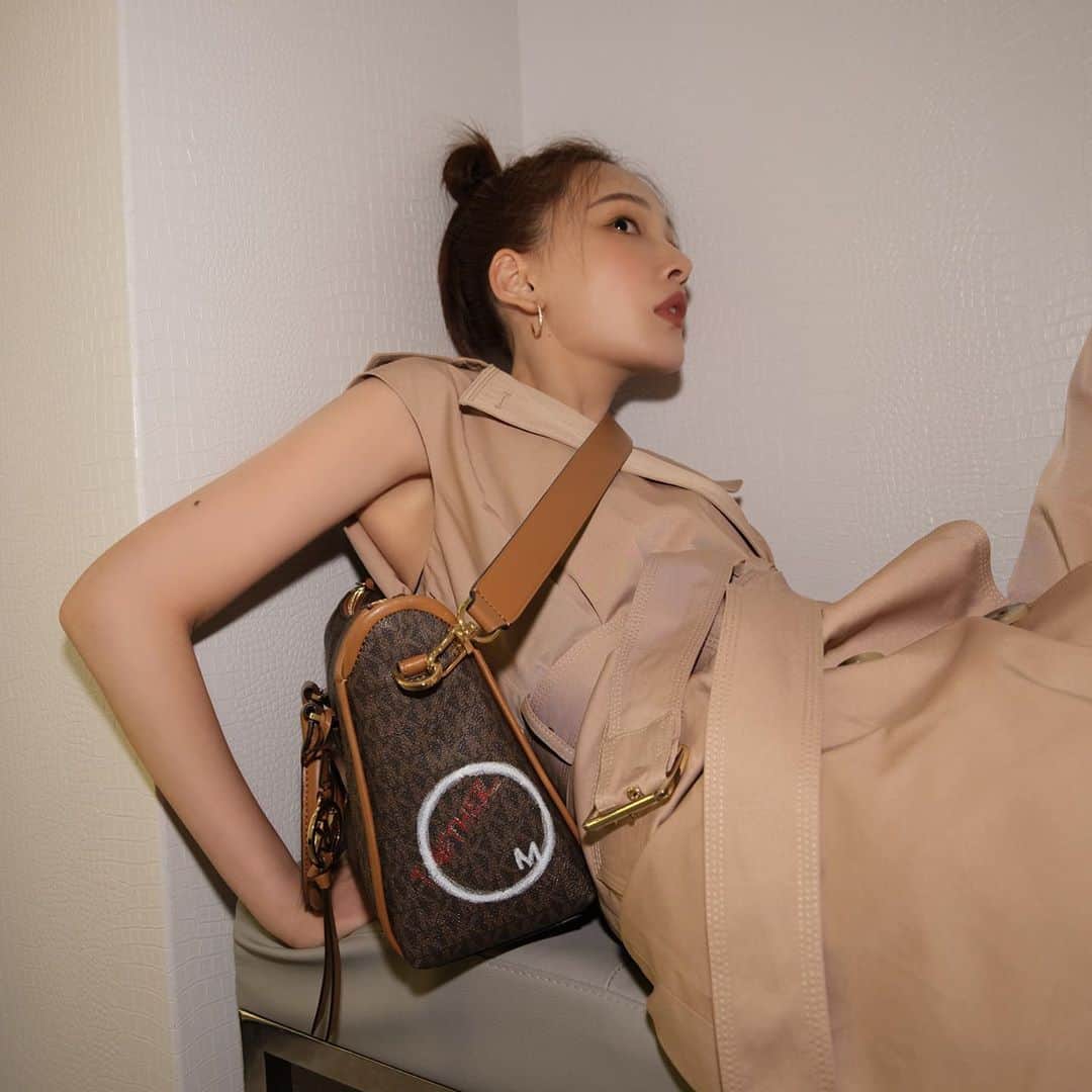 林映唯のインスタグラム：「Together / To Get Her 揹著喜歡的包包去見想見的人，創造專屬於你們的時刻。 #MKMyWay #MKSIGNATURE  ✔️在這篇貼文下方留言：今年你最想要和誰一起完成什麼事？ 我會抽出兩位幸運兒送上超級大大大大禮，讓你們過個好中秋？！🌝」