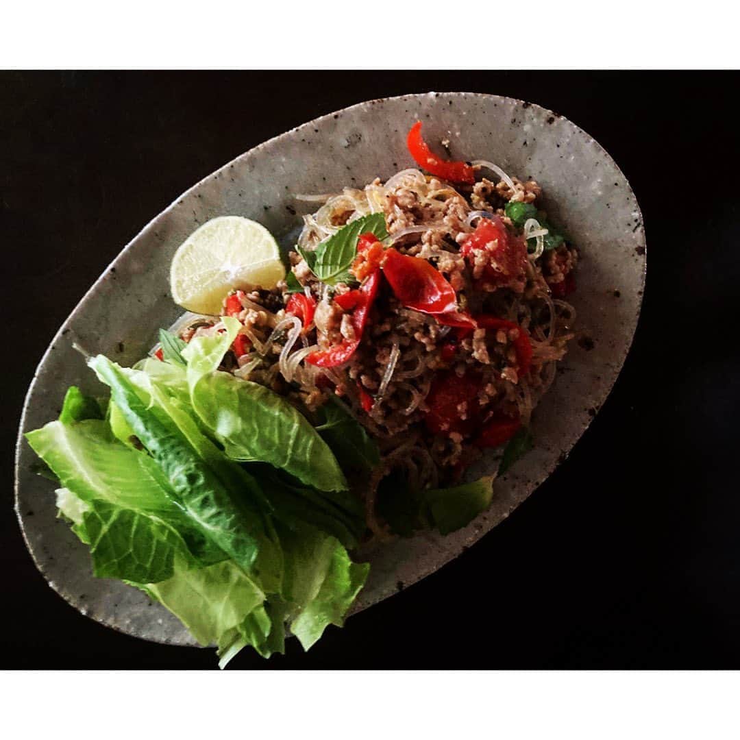 のインスタグラム：「asia taste  最近は時空を超えて 宇宙や 江戸、 昭和とたくさんの時代の 話や景色が身体の中に入り込んできて 朝起きると頭の中がフワフワとしている。 .  お腹を一杯にせずに 少し脳を冴えてさせたいと 白米抜きハーブや野菜をたっぷりで 春雨ラープ。」