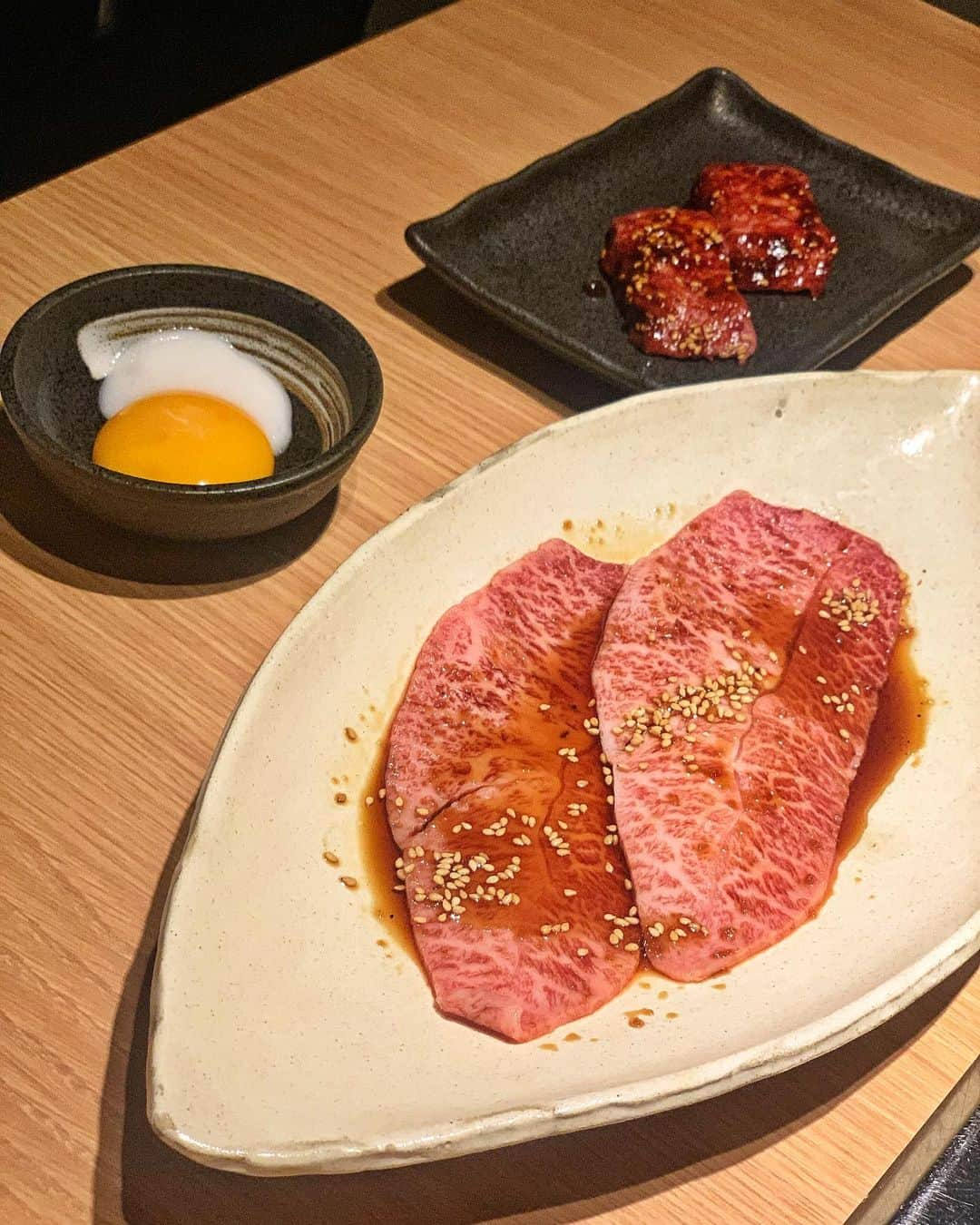 MIWAさんのインスタグラム写真 - (MIWAInstagram)「タレ肉土鍋の茶碗と私🍚🥢 ㅤㅤㅤㅤㅤㅤㅤㅤㅤㅤㅤㅤㅤ ㅤㅤㅤㅤㅤㅤㅤㅤㅤㅤㅤㅤㅤ  ここほんとに全部おいしすぎた💯！ コースとか食べると最後の方 油物だから胃もたれするけど 本当にここはそれがなくて 最後まで美味しくペロリ👏🏻 ㅤㅤㅤㅤㅤㅤㅤㅤㅤㅤㅤㅤㅤ  ダイエットしてる人でも まぢで行って欲しい🙏🏼🥩笑 ㅤㅤㅤㅤㅤㅤㅤㅤㅤㅤㅤㅤㅤ ㅤㅤㅤㅤㅤㅤㅤㅤㅤㅤㅤㅤㅤ  焼肉って匂いつくイメージだけど ここ一切つかなくて感動したよ👏🏻 そして店長さんの優しさ🙏🏼！！ ㅤㅤㅤㅤㅤㅤㅤㅤㅤㅤㅤㅤㅤ ㅤㅤㅤㅤㅤㅤㅤㅤㅤㅤㅤㅤㅤ 東京タワーも🗼帰りみてきたけど やっぱりスカイツリーよりも好き🤍 (スカイツリー未だに行ったことない←)ㅤㅤㅤㅤㅤㅤㅤㅤㅤㅤㅤㅤㅤ ㅤㅤㅤㅤㅤㅤㅤㅤㅤㅤㅤㅤㅤ ㅤㅤㅤㅤㅤㅤㅤㅤㅤㅤㅤ ㅤㅤㅤㅤㅤㅤㅤㅤㅤㅤㅤㅤㅤㅤㅤㅤㅤㅤㅤㅤㅤㅤㅤㅤㅤㅤㅤㅤㅤㅤㅤㅤㅤ 仕事終わりだから髪の毛ボサ🖖🏻笑 ㅤㅤㅤㅤㅤㅤㅤㅤㅤㅤㅤㅤㅤ ㅤㅤㅤㅤㅤㅤㅤㅤㅤㅤㅤㅤㅤ  #にく稲 #六本木焼肉 #記念日」9月18日 12時26分 - miwa.matsuhashi