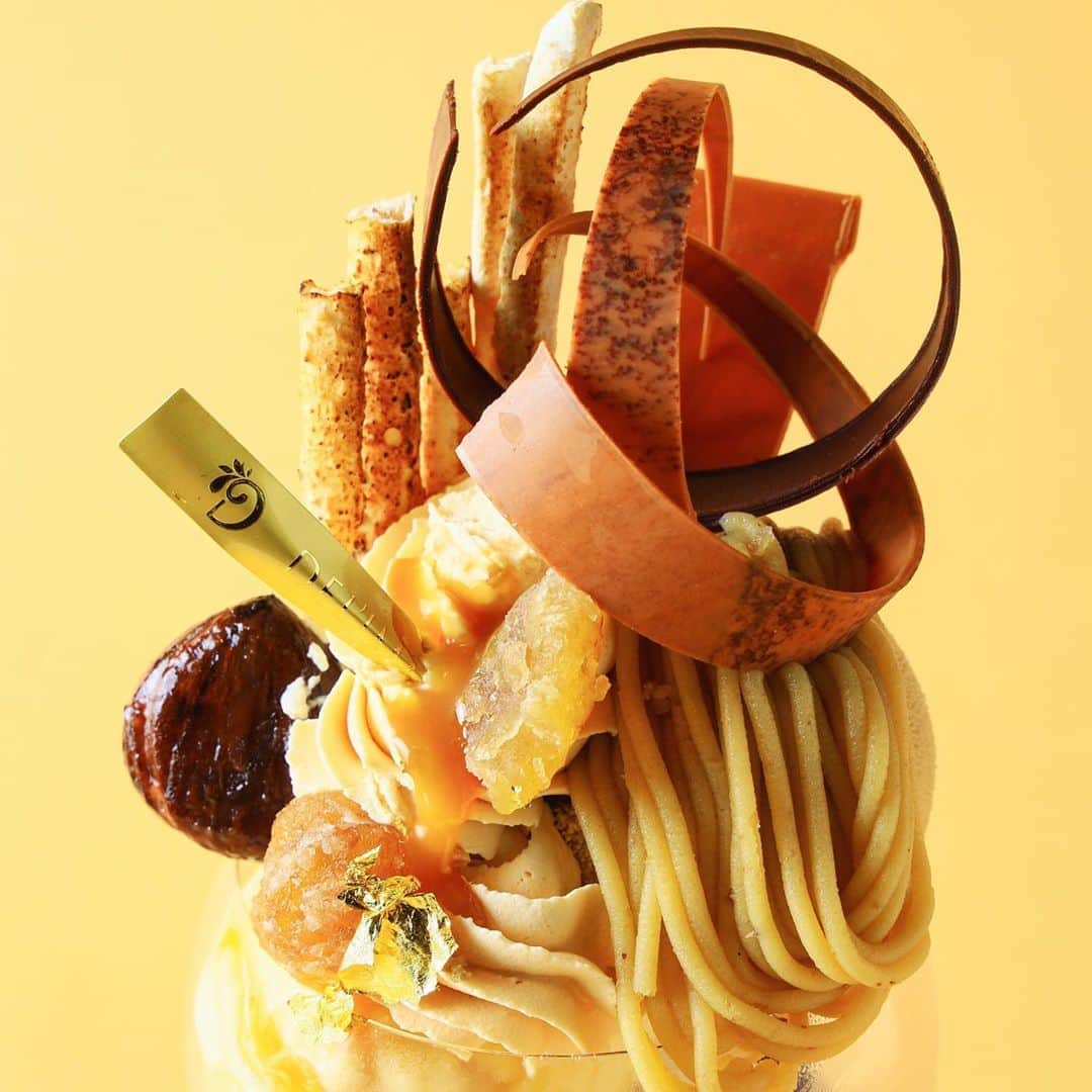 eguchikazuakiのインスタグラム：「朝から日比谷は栗パフェに沸いております﻿ 皆さんチョコレート食べてますか❓﻿ ﻿ 栗拾っていますか❓﻿﻿ ﻿ ランチタイムですが日比谷では栗拾い、いや、栗狩り﻿が行われています🌰😊﻿  カウンター席もあるからひと目を気にせずパフェに向き合って食べ進めるもよし﻿ シャンパンを合わせるのもよし 友達と2種類分け合うものよし﻿ ﻿ 楽しみがいっぱいですよ‼️﻿ ショーケースは和栗モンブランが人気です﻿ ﻿ ケーキも栗、焼き菓子も栗、パフェもパンケーキも栗﻿ 好きなだけ栗拾いしてくださいね👋🏻  #delimmo #デリーモ #栗拾い #栗 #栗メニュー #栗スイーツ #マロンクリーム #マロンパフェ #マロングラッセ #パティシエ #ショコラティエ #江口和明 #eguchikazuaki #パフェ日和 #たくさん #準備しました #焦らず #お待ちしています」