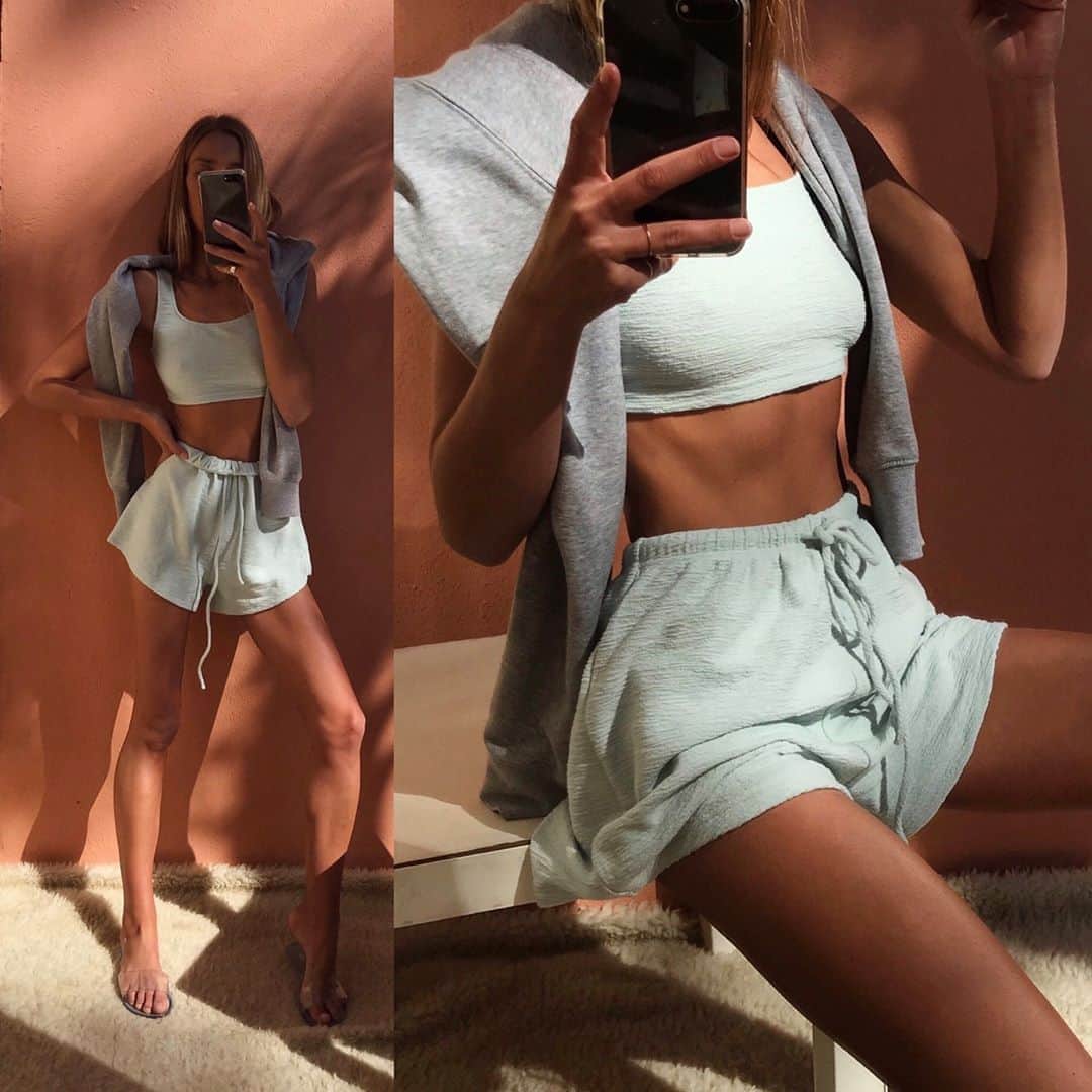 のインスタグラム：「🦋 @staceytonkes in our  #EvaliaTopandShorts #saboskirt」
