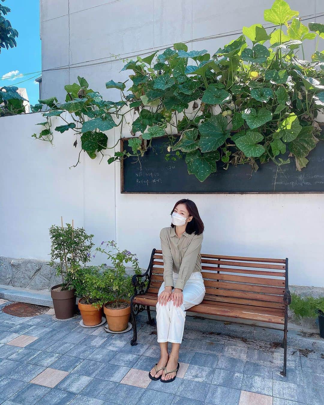 パク・ヒョジュのインスタグラム：「촬영장 근처라 반가워 갔지만  미처 시간을 생각 못하고 들렸네요 문은 닫혀 있었지만 그래도 작가님 닮은 공간에서 잠시 휴식하고 가요 아!!초록!!! 오랜만의 숨쉬는 기분_  작가님 글씨체만 보고도 혼자 반가워 울컥하고 난리 그냥 문득 이곳에 여전히 아름답게 있어주셔서 감사하다_ 라는 생각을 하다 갑니다🌿 #서점리스본포르투   (진향아그런다고문안열려..ㅋ겸뎅)」