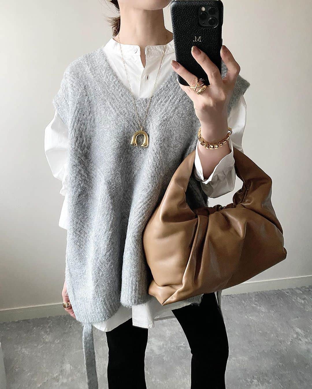 のインスタグラム：「2020.9.18 ・ 今季の秋も欠かせないニットベスト。 ・ @jemma.atelier のニットベストが理想過ぎた🤦🏼‍♀️ ・ 緩さ具合もシルエットもサイドのデザインも、あとしっとりもっちりした生地も暖かくて着心地いい( ⸝⸝⸝⁼̴́◡⁼̴̀⸝⸝⸝) もう少し寒くなったら重宝しそう❤︎ ・ knit #jemmaatelier shirt #allumer pants #stylesea bag #bottegaveneta accessories #chiekoplus#deuxiemeclasse#heres」