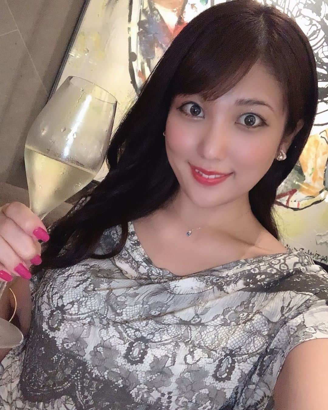 神谷麻美さんのインスタグラム写真 - (神谷麻美Instagram)「ももちゃんと #salonevendredi へ行ったよ💖✨ 素敵なお店で#生演奏 しているし、料理も美味しかったよ🥰🍽💕🎹🎶 ワインのペアリングだったよ🍽🍷💕素敵❤ ✨🍽🍷🍴🍾✨  #日本橋カフェ #日本橋ランチ  #cocktailtime」9月18日 12時37分 - asamice428
