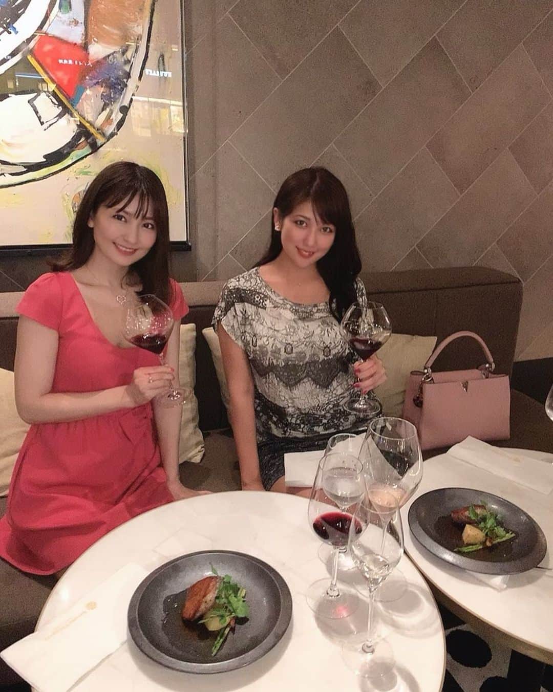 神谷麻美さんのインスタグラム写真 - (神谷麻美Instagram)「ももちゃんと #salonevendredi へ行ったよ💖✨ 素敵なお店で#生演奏 しているし、料理も美味しかったよ🥰🍽💕🎹🎶 ワインのペアリングだったよ🍽🍷💕素敵❤ ✨🍽🍷🍴🍾✨  #日本橋カフェ #日本橋ランチ  #cocktailtime」9月18日 12時37分 - asamice428