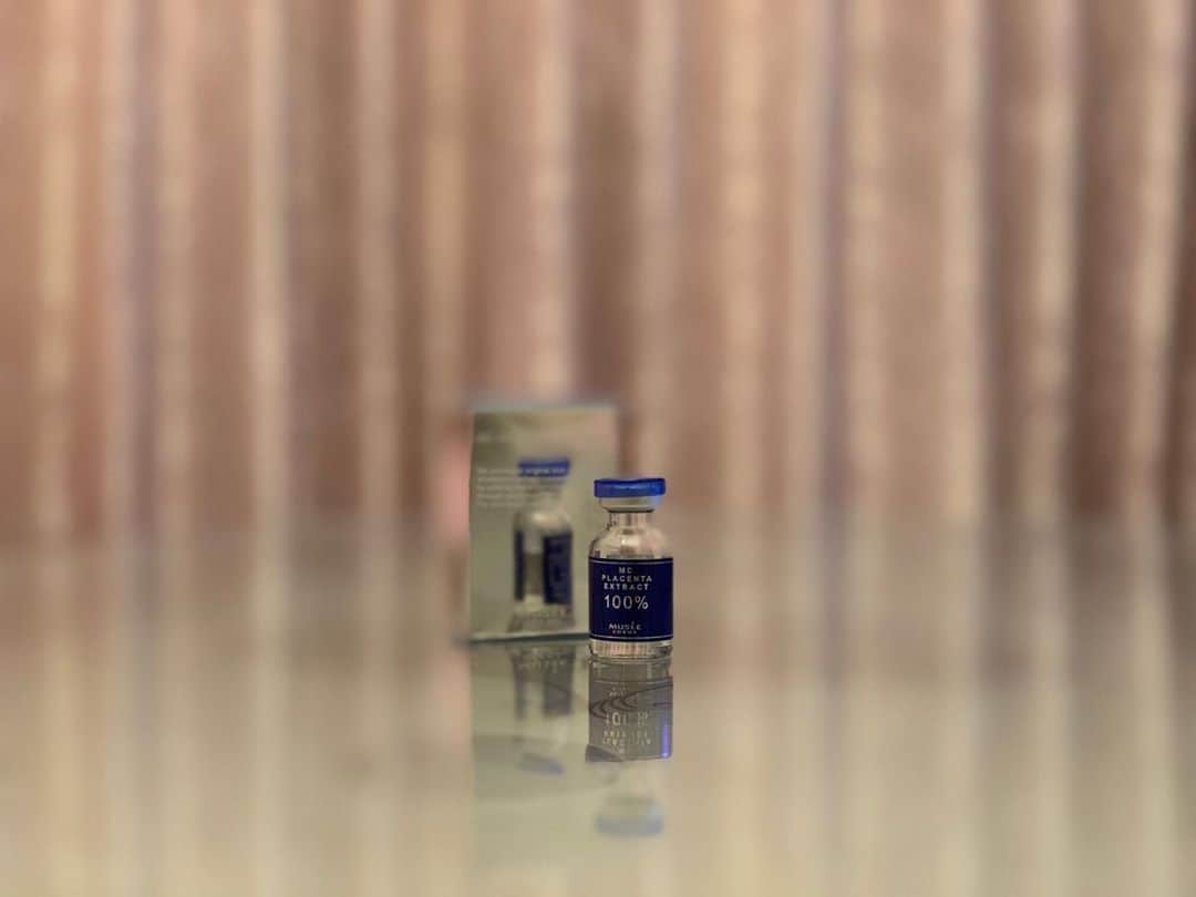 のインスタグラム：「【#MCプラセンタエキスEX100】  🌿FACIAL CARE プラセンタスキンケアシリーズ🌿  🎀めぐ語録🎀使用感《スーっと浸透》  ミュゼのcosmeライン🎶  プラセンタ、純度100%です🤗  お肌のコンディションを整え、 アミノ酸・ビタミン・ミネラル等 栄養素がた〜くさんです✨  お化粧ノリがよくなりますよ💄🌟  《MCプラセンタエキスEX100について》  純度100%、 高品質サラブレッドプラセンタ原液！  ミュゼとプラセンタ市場No.1(※2)製薬メーカーのスノーデン株式会社と共同開発したプラセンタ原液。厳選した高品質のニュージーランド産のサラブレッドプラセンタのみを使用し、さまざまな肌悩みにこたえます。独自開発により、プラセンタ特有のにおいを抑え、低刺激処方にこだわりました。ハリ、ツヤ、潤い、透明感のある肌に導きます。  (MUSEE cosme 公式参照)  #MUSEE #cosme #ミュゼコスメ #プラセンタ  #美容 #美白 #美肌 #美活 #スキンケア #スキンケアマニア #skincare #化粧品 #女子力アップ #コスメマニア #コスメレポ #コスメ紹介  #美活アナウンサー  #HAP #horipro #田中めぐみ #アナウンサー #ホリプロ #ホリプロアナウンス室」