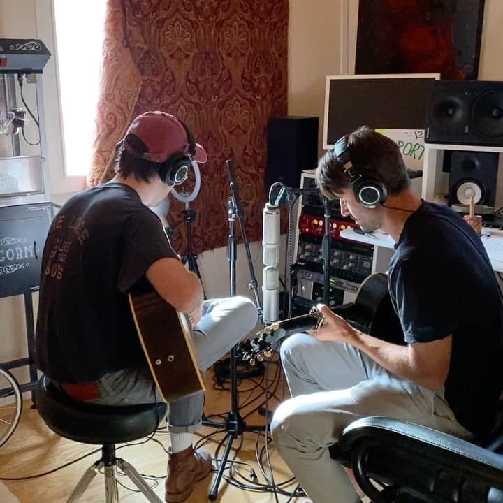 ブランドン・ジェンナーのインスタグラム：「Working on something festive with @masonstoops ☺️🤙🏼🎄」